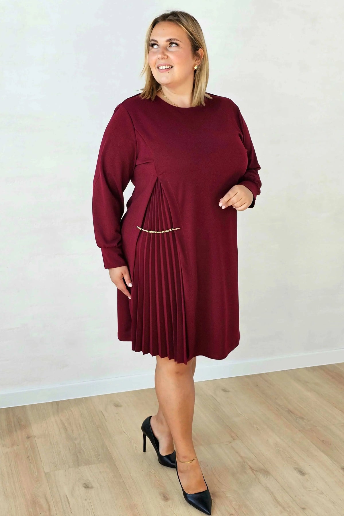 Luźna sukienka plus size z plisowaną wstawką i ozdobnym łańcuszkiem Stylowa XL