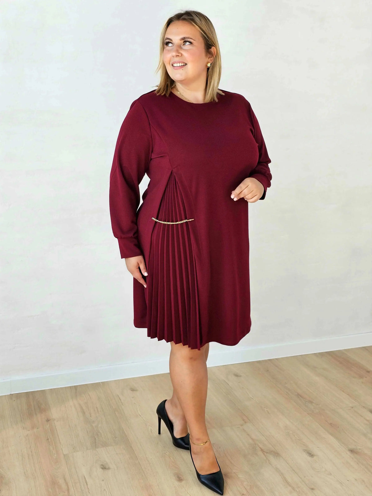 Luźna sukienka plus size z plisowaną wstawką i ozdobnym łańcuszkiem Stylowa XL