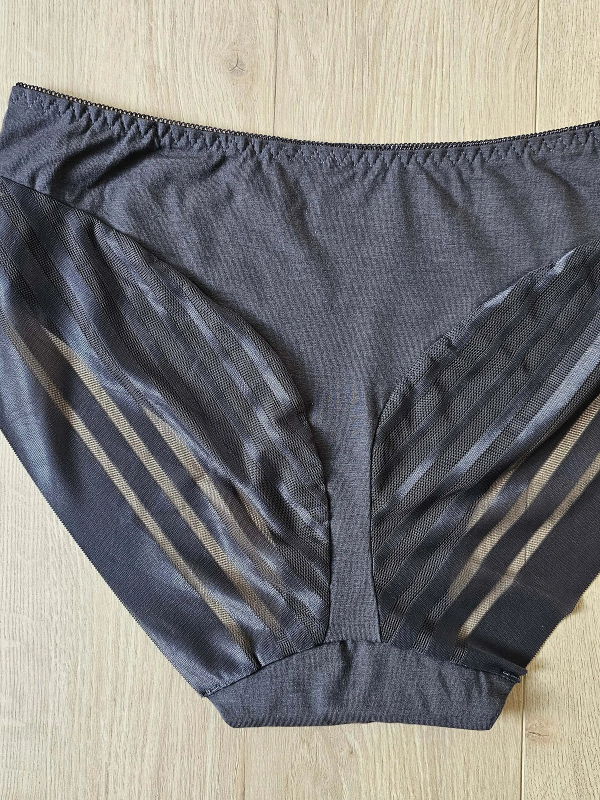 Majtki damskie plus size z transparentnymi wstawkami Stylowa XL