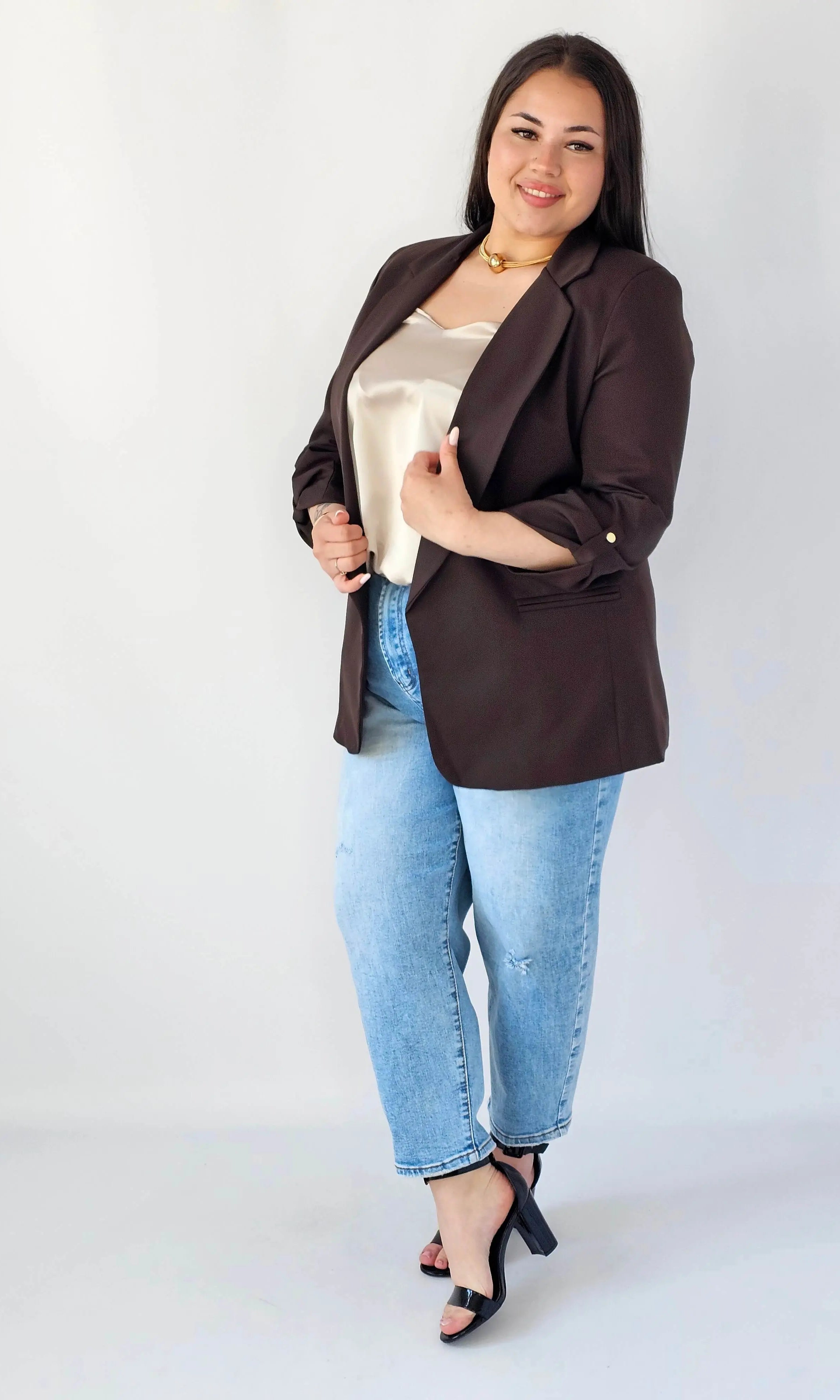 Marynarka plus size – elegancja, która pasuje do każdej stylizacji. Stylowa XL