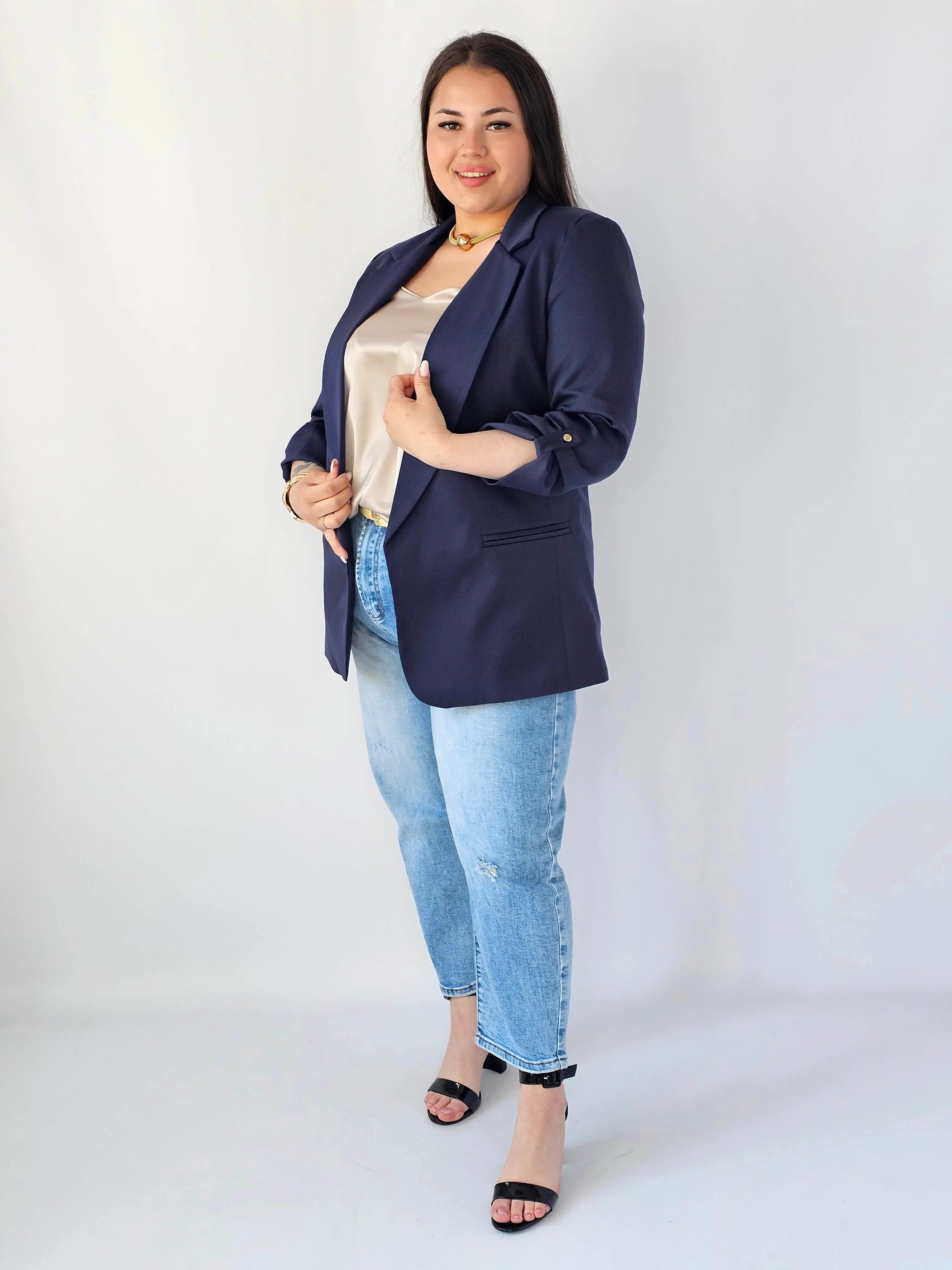 Marynarka plus size – elegancja, która pasuje do każdej stylizacji. Stylowa XL
