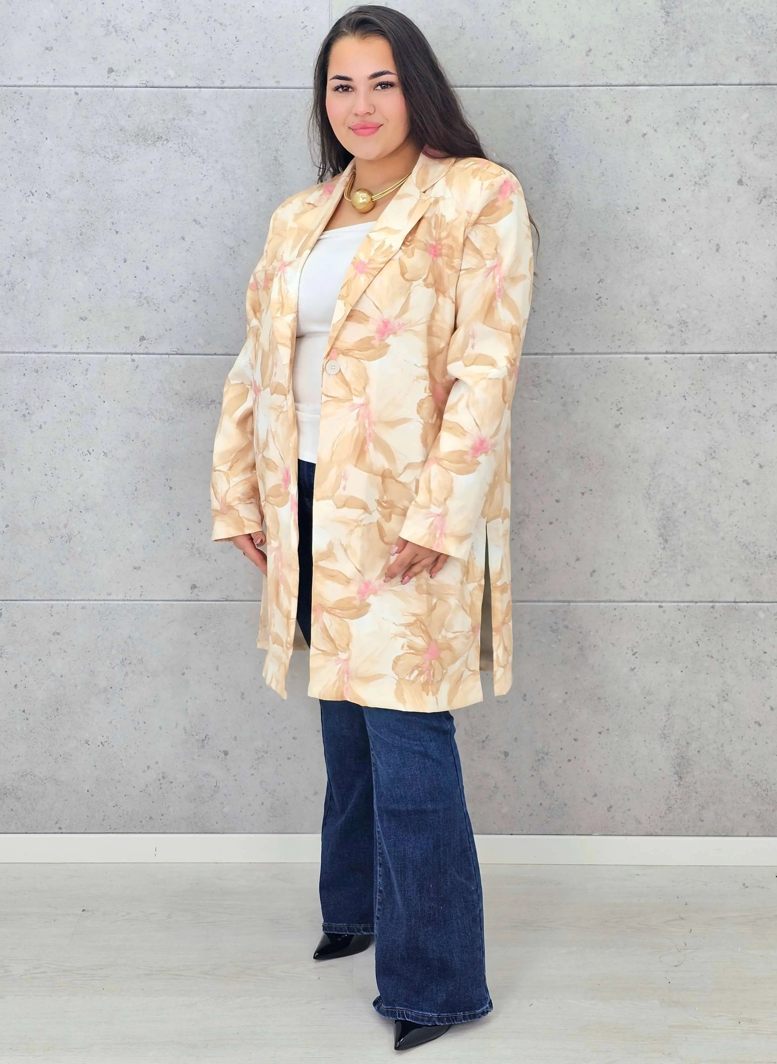 Marynarka plus size – lekka narzutka z subtelnym kwiatowym motywem XXL Stylowa XL