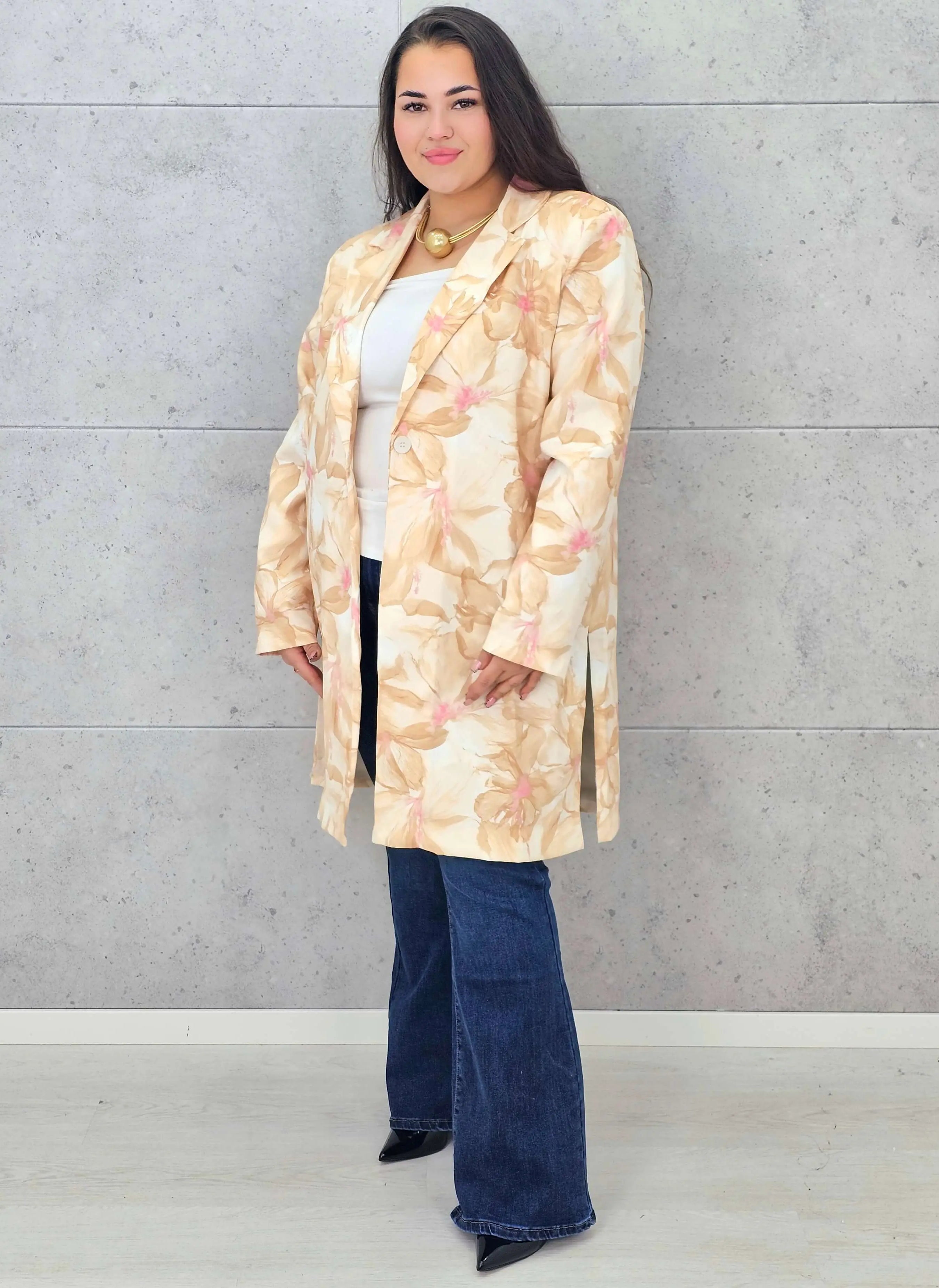 Marynarka plus size – lekka narzutka z subtelnym kwiatowym motywem XXL Stylowa XL