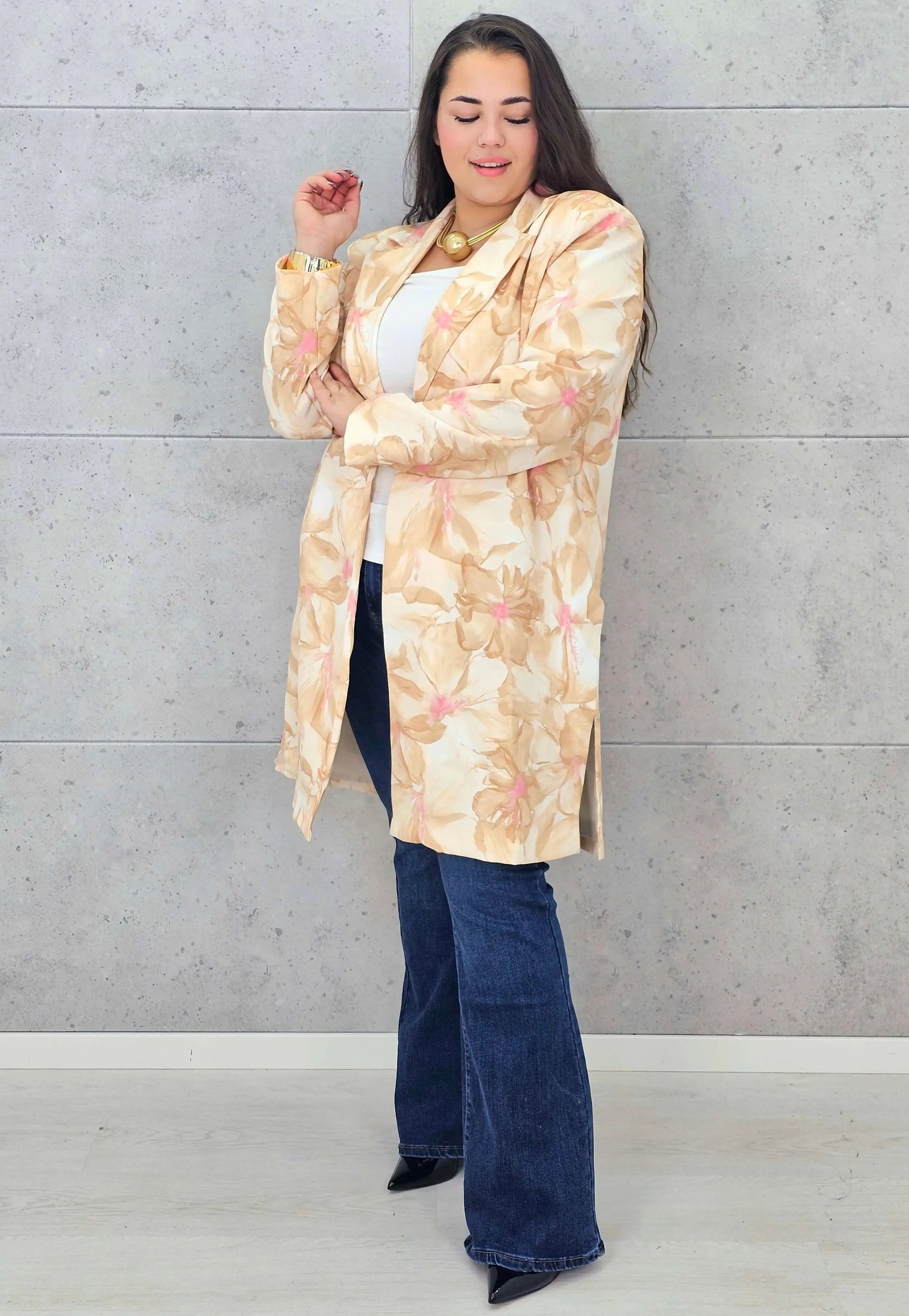 Marynarka plus size – lekka narzutka z subtelnym kwiatowym motywem XXL Stylowa XL