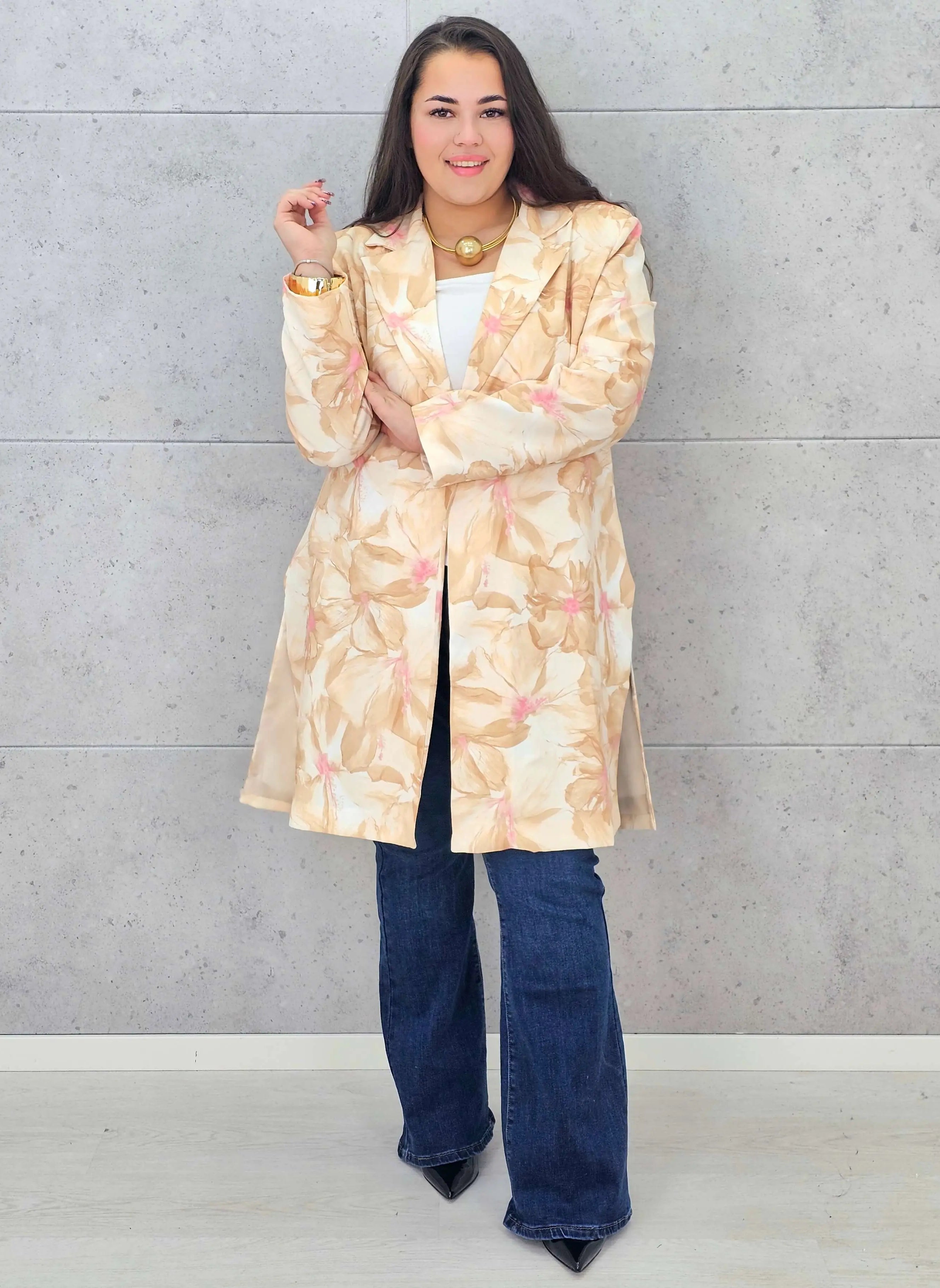 Marynarka plus size – lekka narzutka z subtelnym kwiatowym motywem XXL Stylowa XL