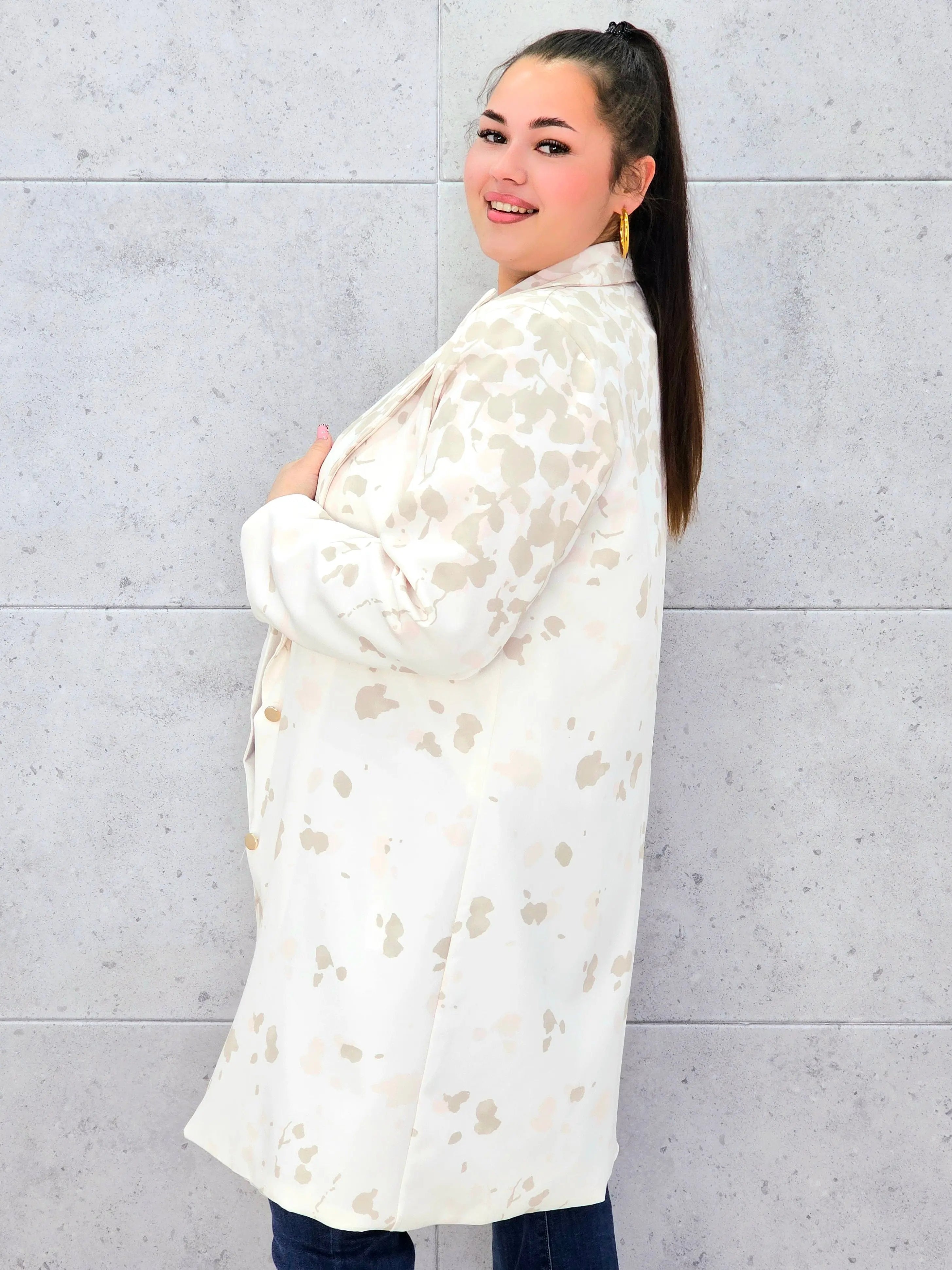 Marynarka plus size w nowoczesny wzór – elegancja, która przyciąga spojrzenia Stylowa XL