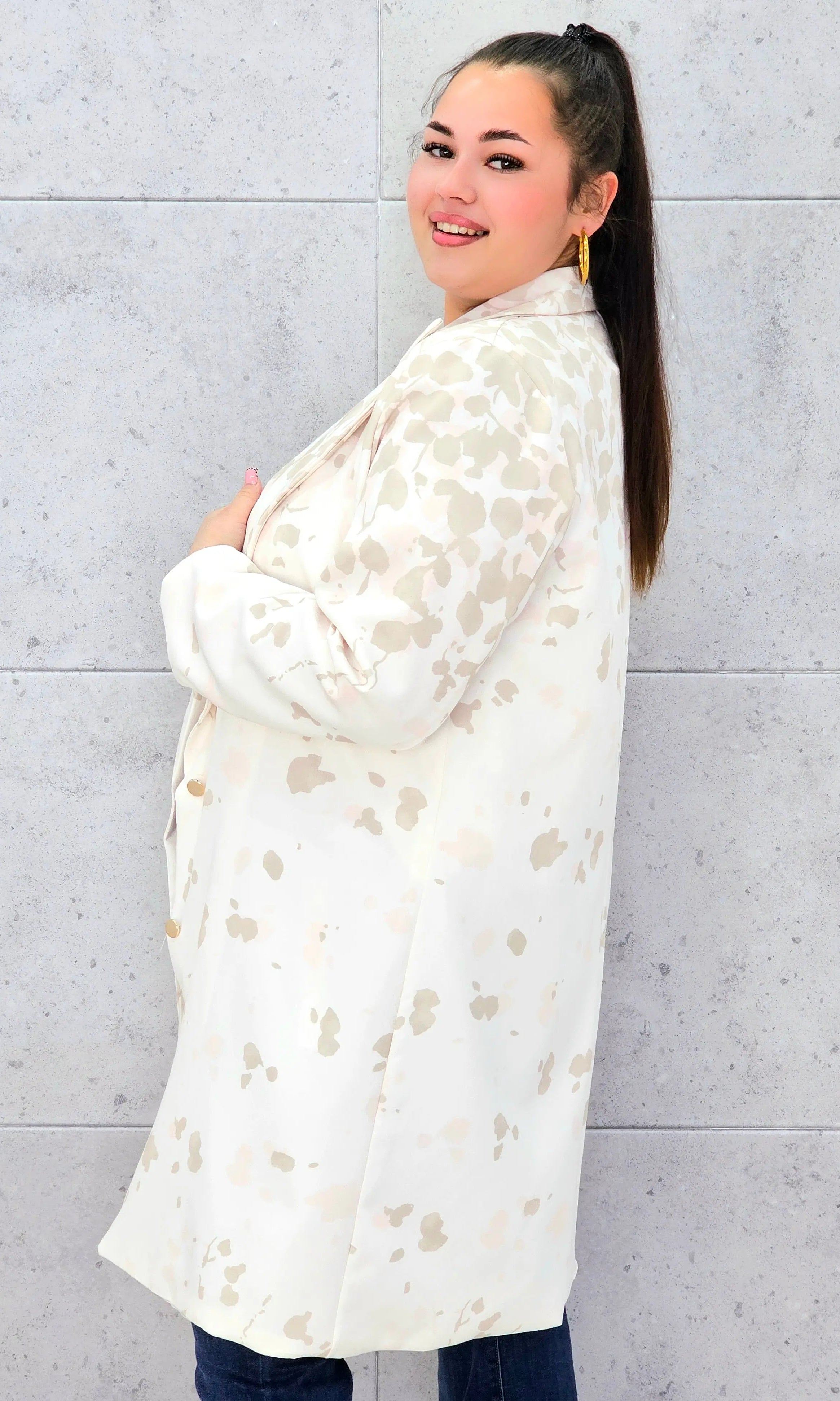 Marynarka plus size w nowoczesny wzór – elegancja, która przyciąga spojrzenia Stylowa XL