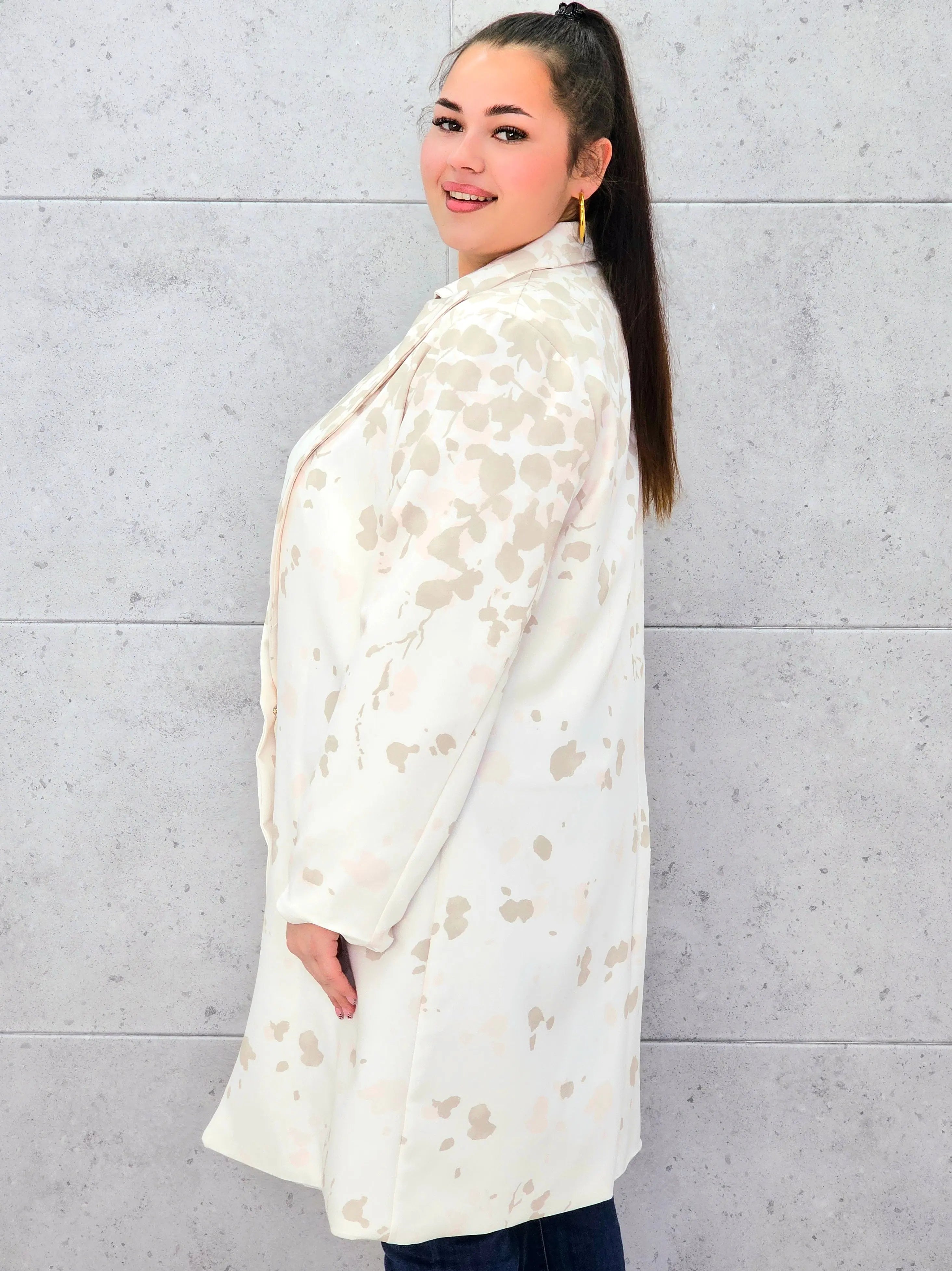 Marynarka plus size w nowoczesny wzór – elegancja, która przyciąga spojrzenia Stylowa XL