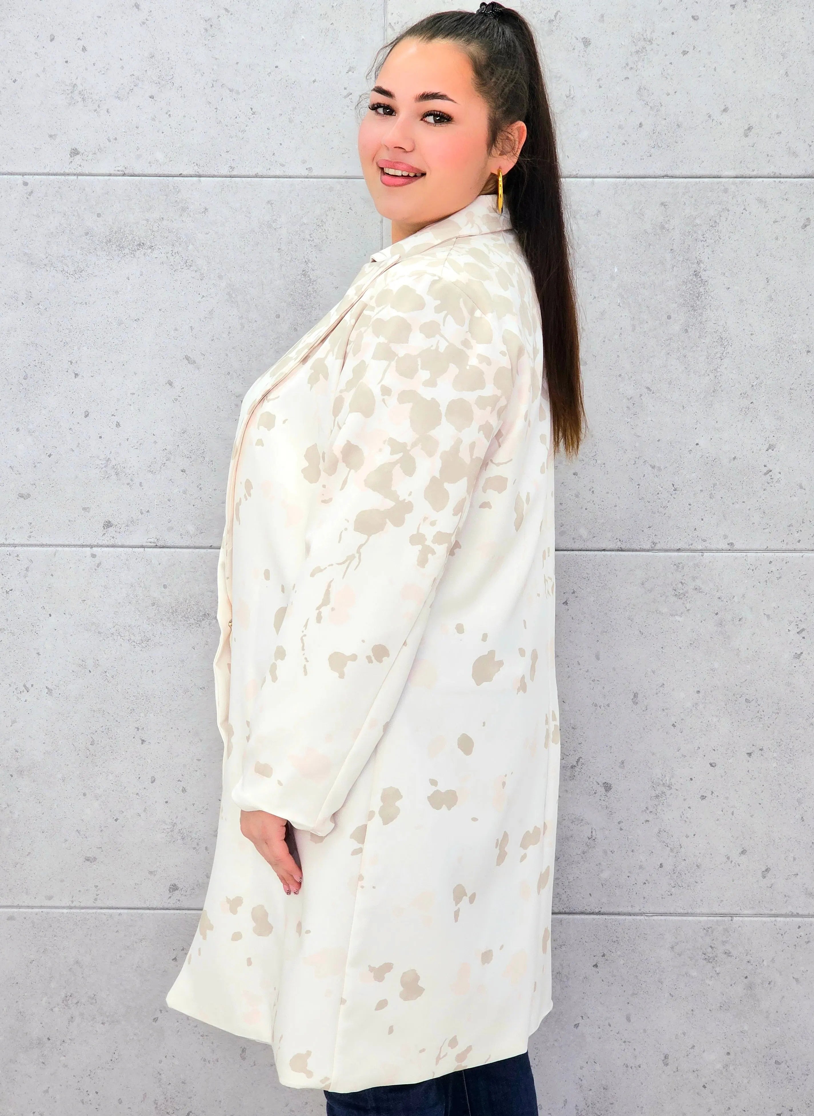 Marynarka plus size w nowoczesny wzór – elegancja, która przyciąga spojrzenia Stylowa XL