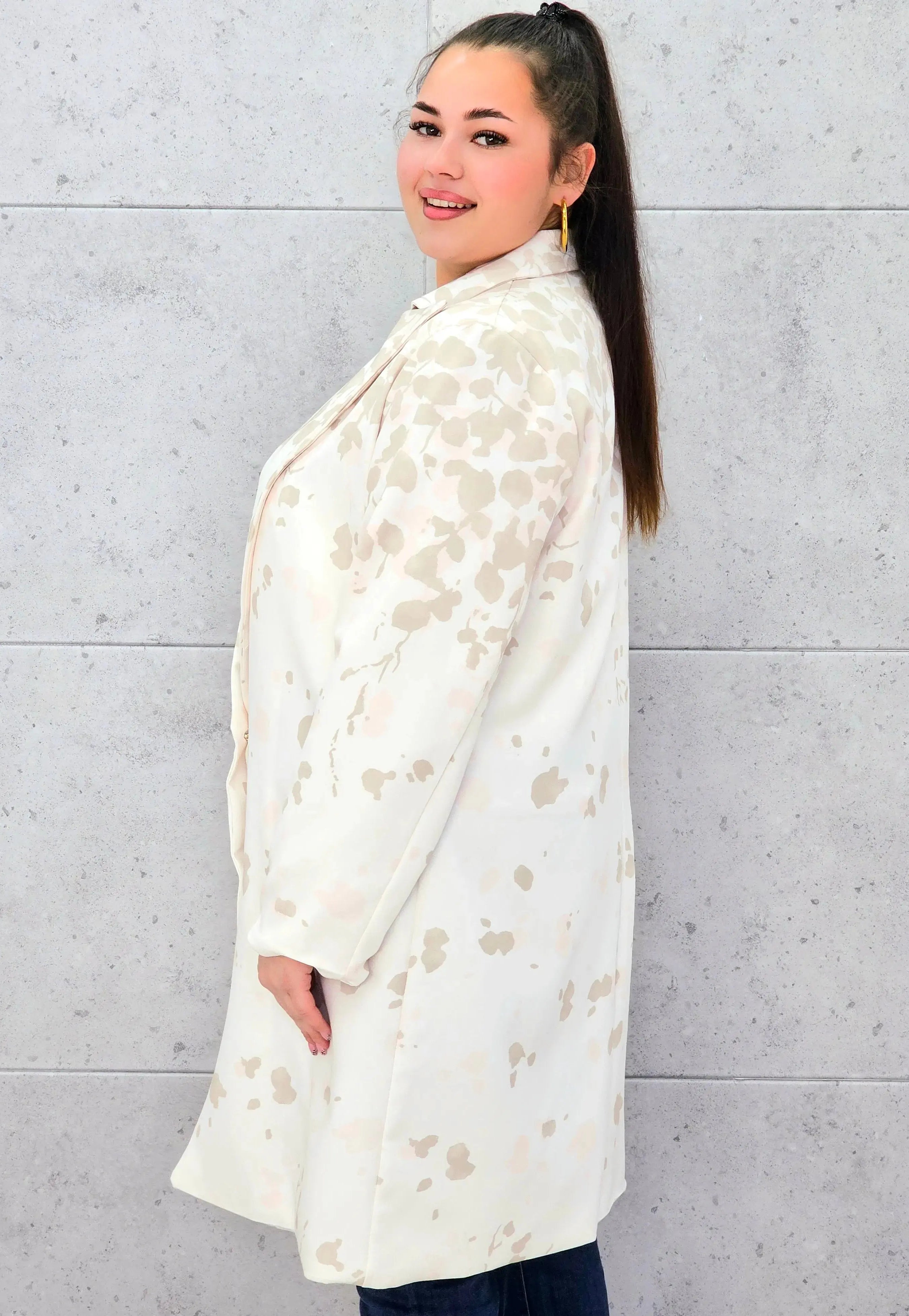 Marynarka plus size w nowoczesny wzór – elegancja, która przyciąga spojrzenia Stylowa XL