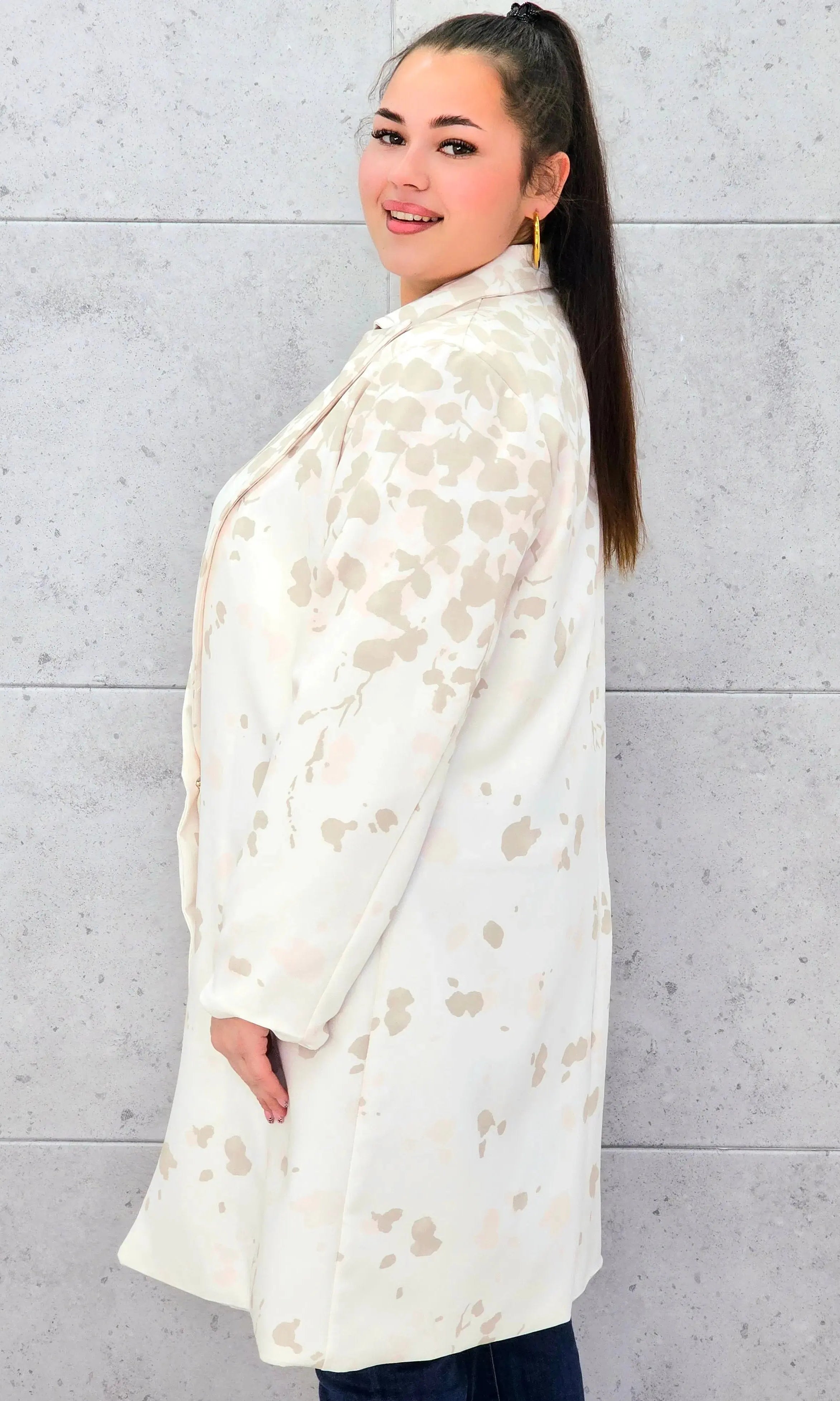 Marynarka plus size w nowoczesny wzór – elegancja, która przyciąga spojrzenia Stylowa XL