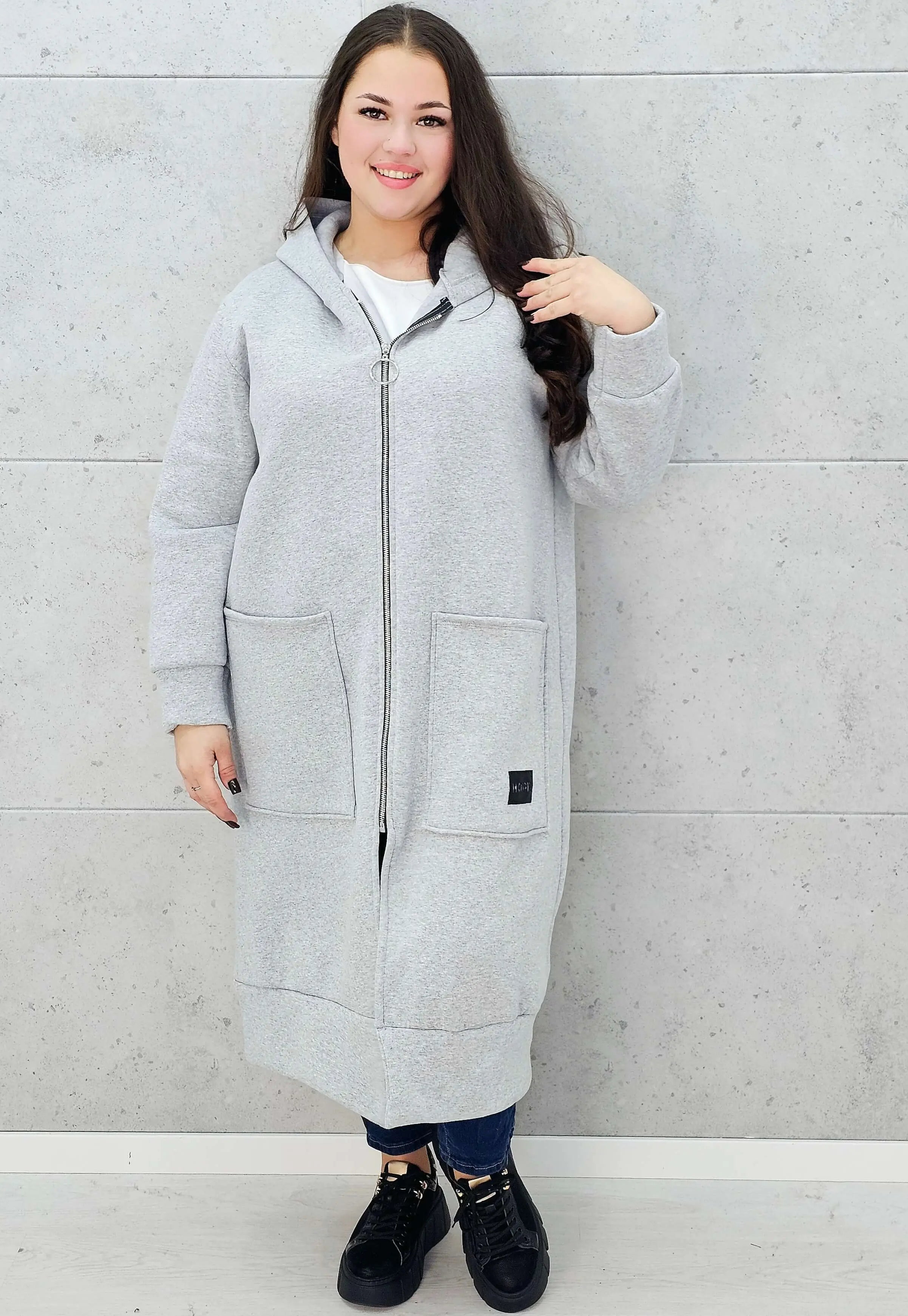 długa bluza XXL z kapturem – stylizacja z jeansami