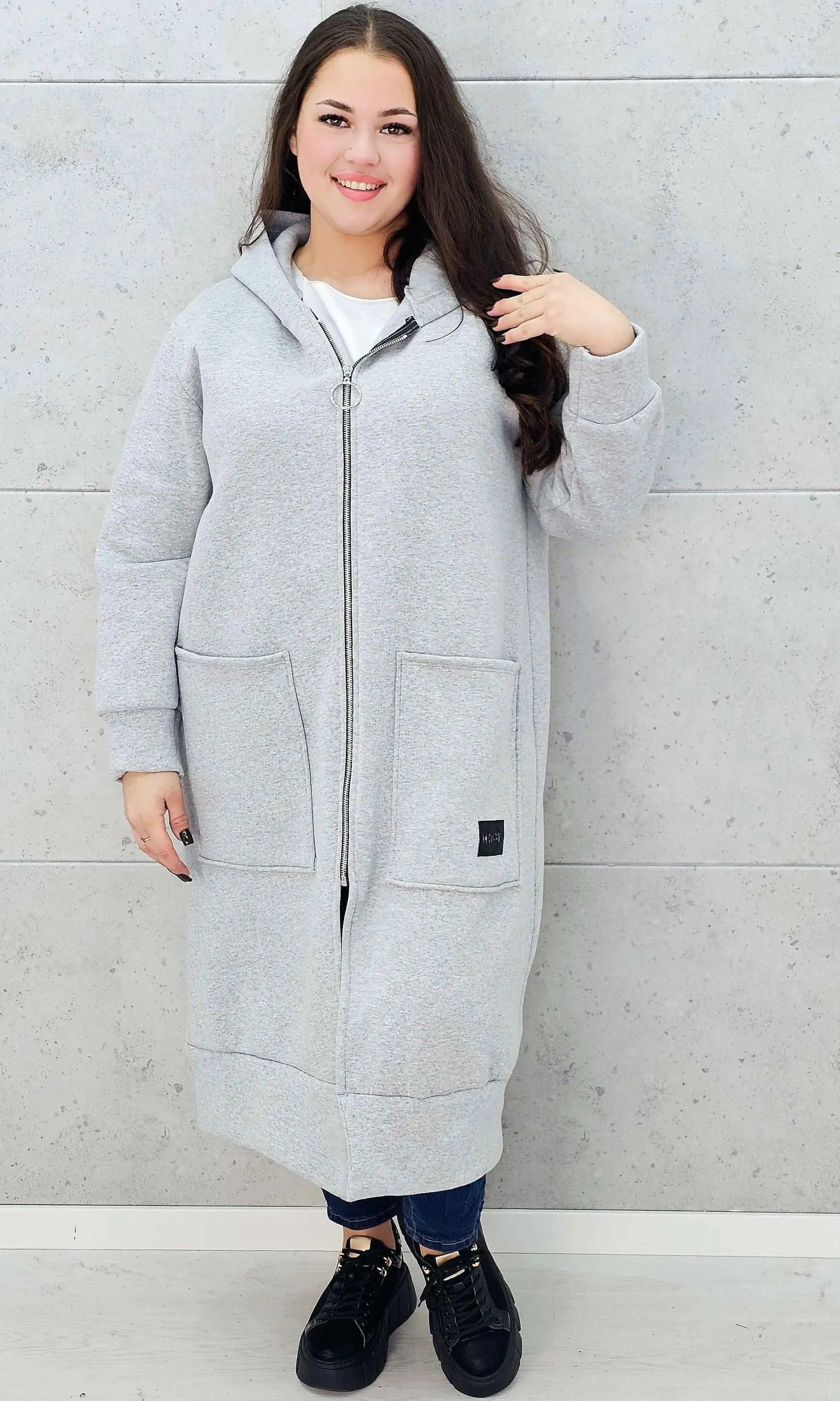 długa bluza XXL z kapturem – stylizacja z jeansami