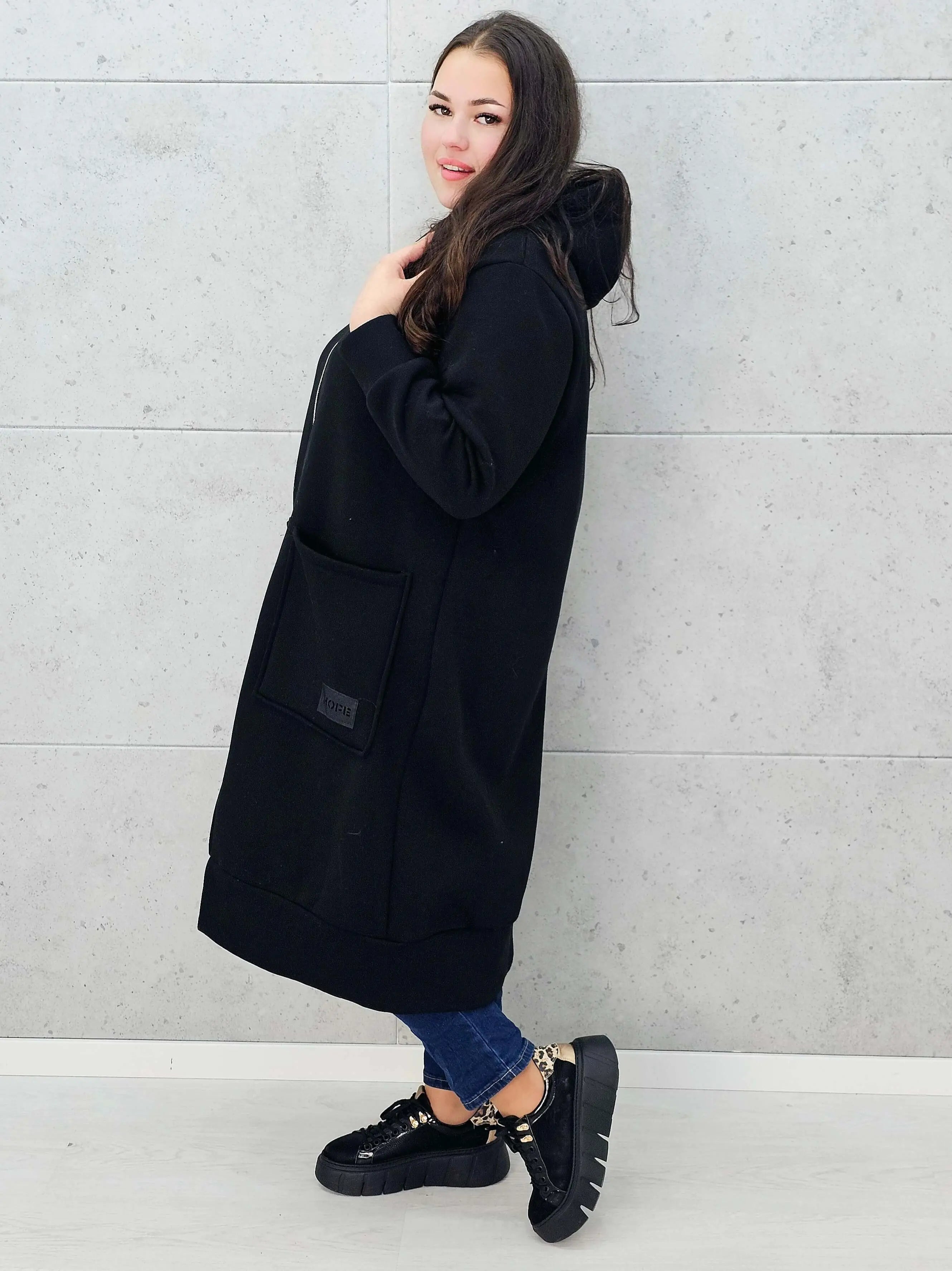 bluza plus size czarna z zamkiem i kieszeniami – widok z boku