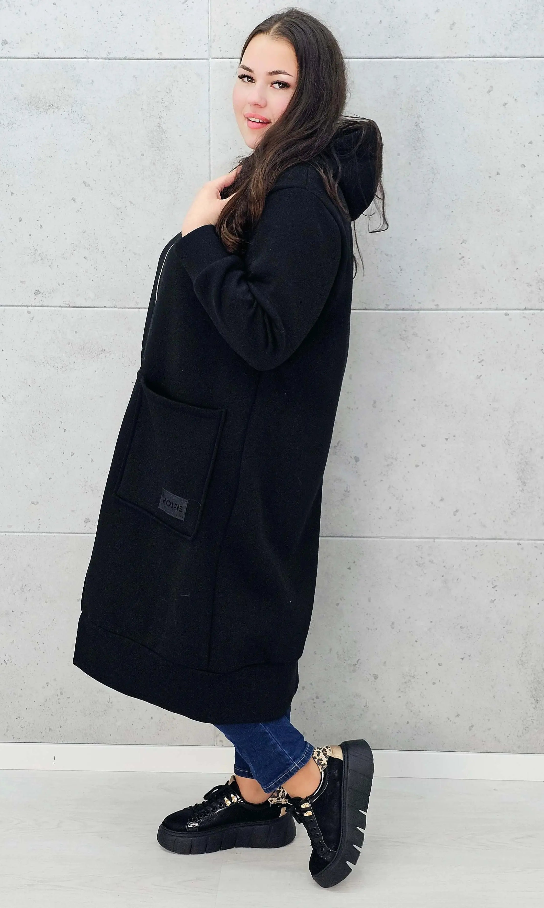 bluza plus size czarna z zamkiem i kieszeniami – widok z boku