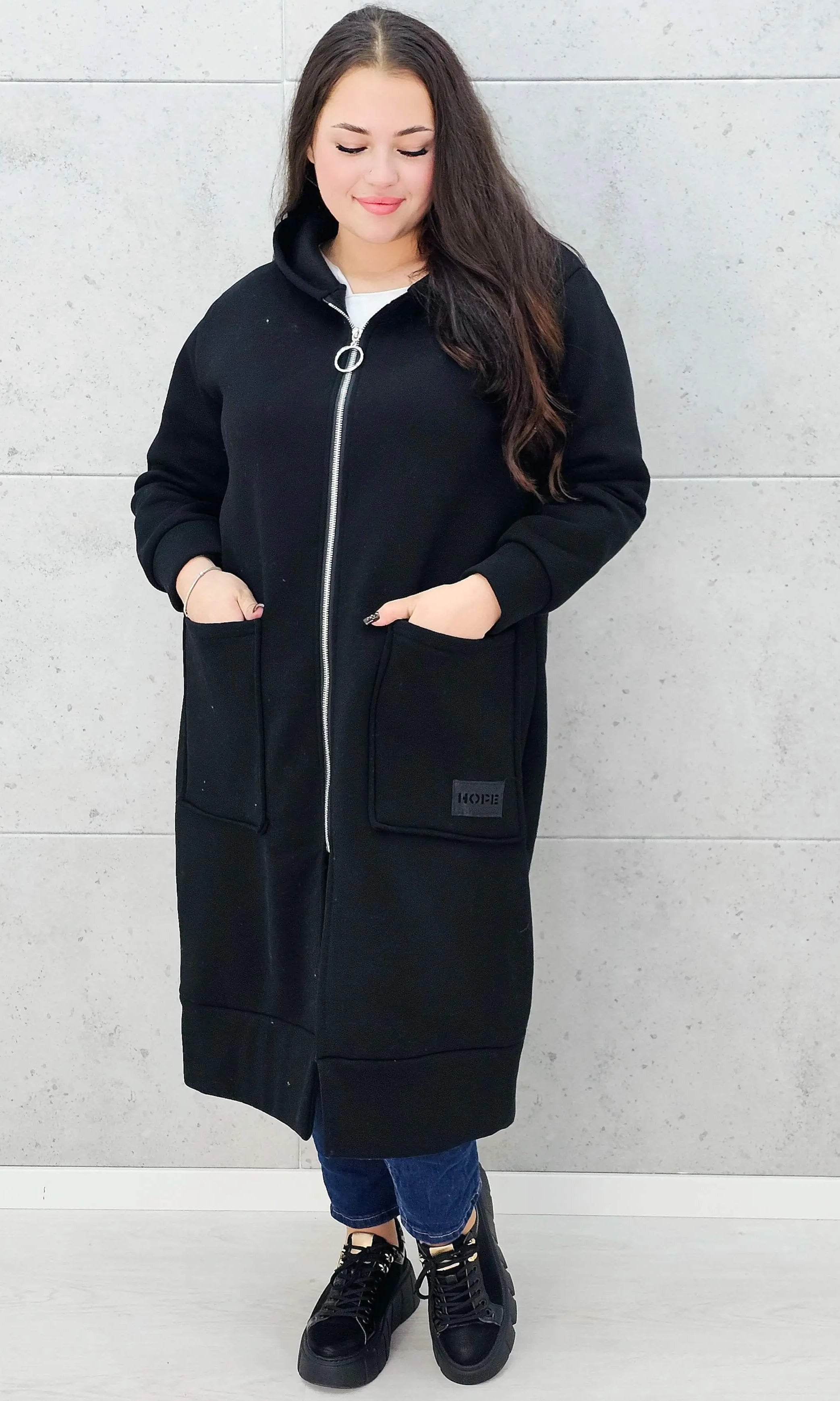 bluza plus size czarna z zamkiem i kieszeniami – przód