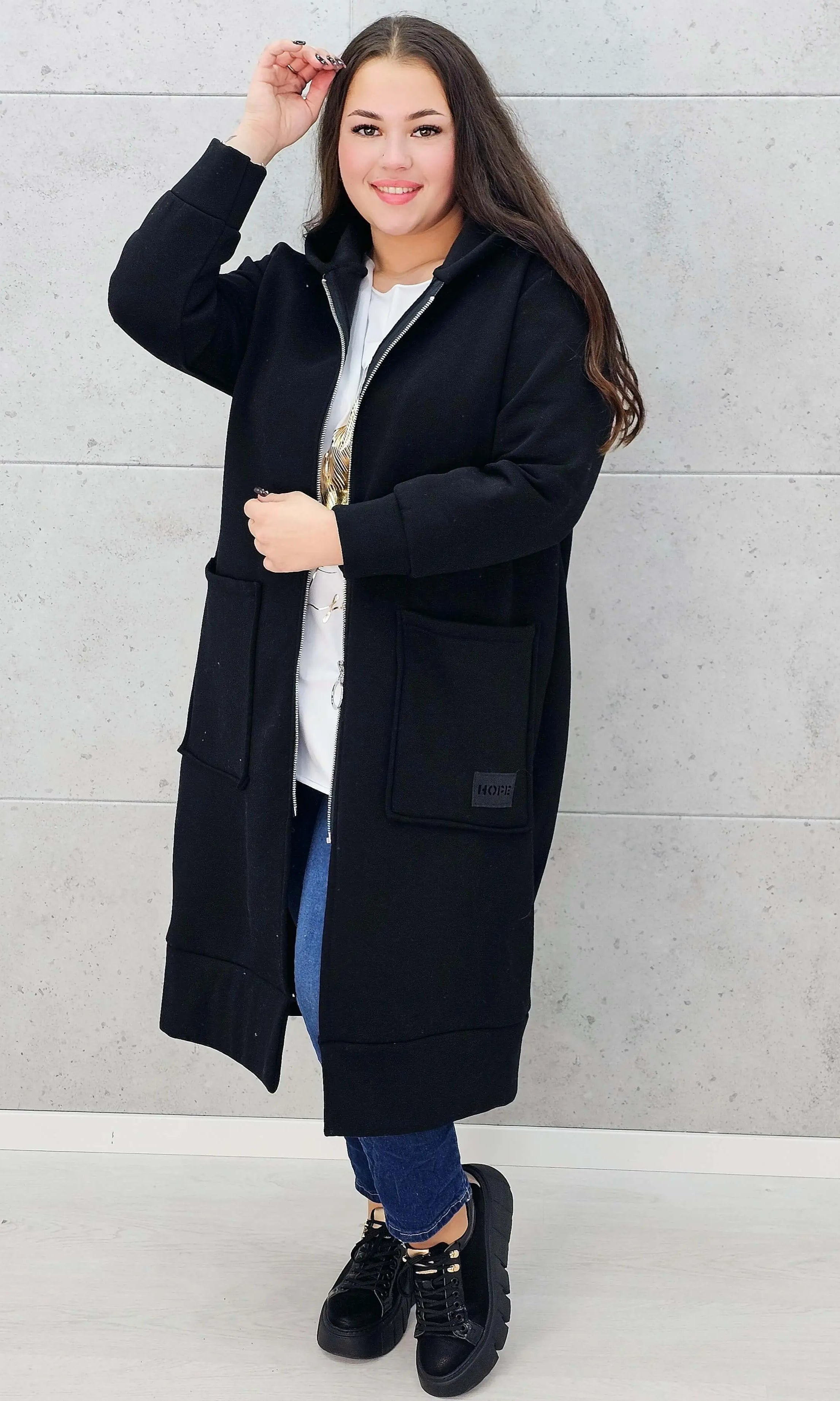 bluza plus size czarna z zamkiem i kieszeniami – widok z boku rozpięty