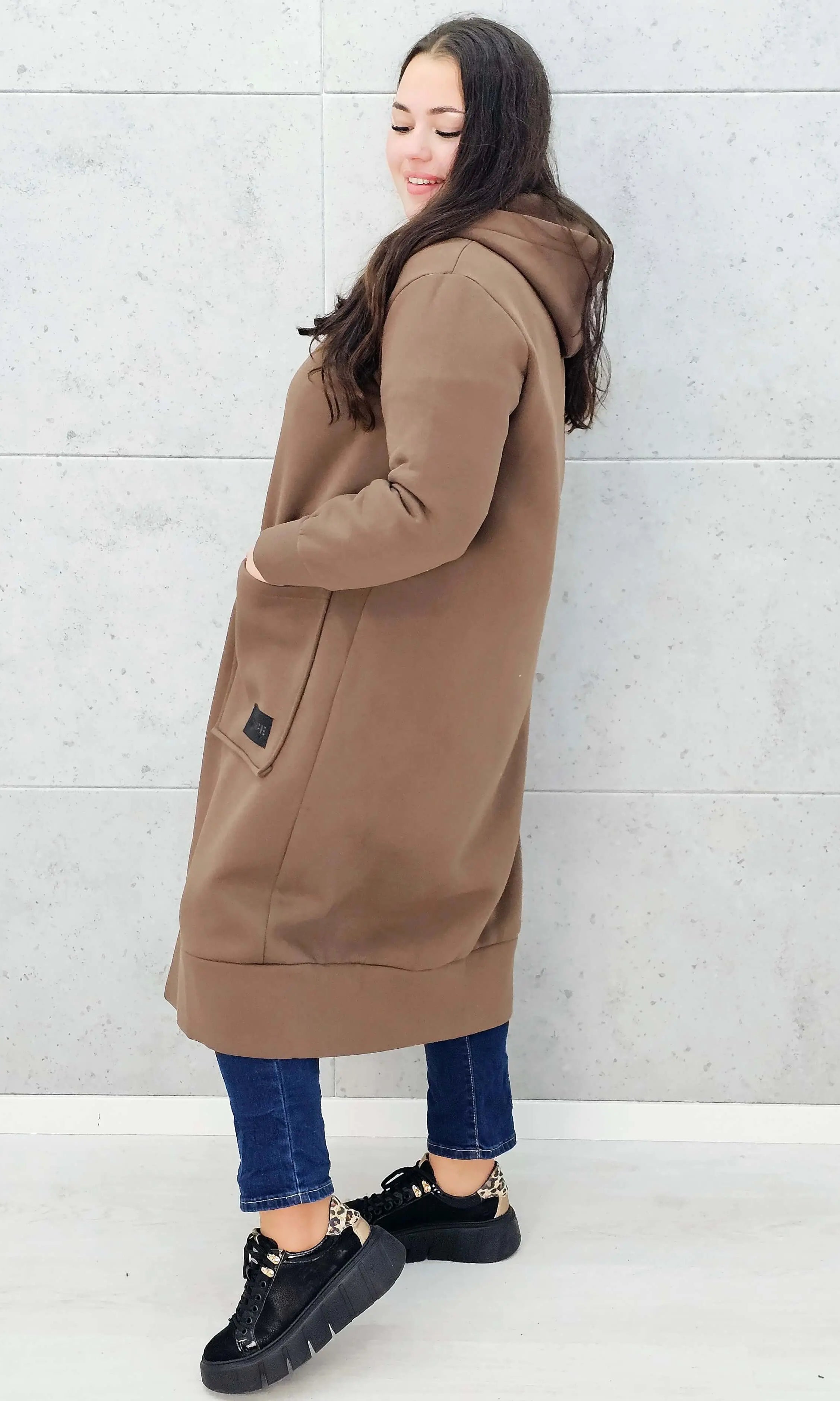 bluza plus size brąz z zamkiem i kieszeniami bok