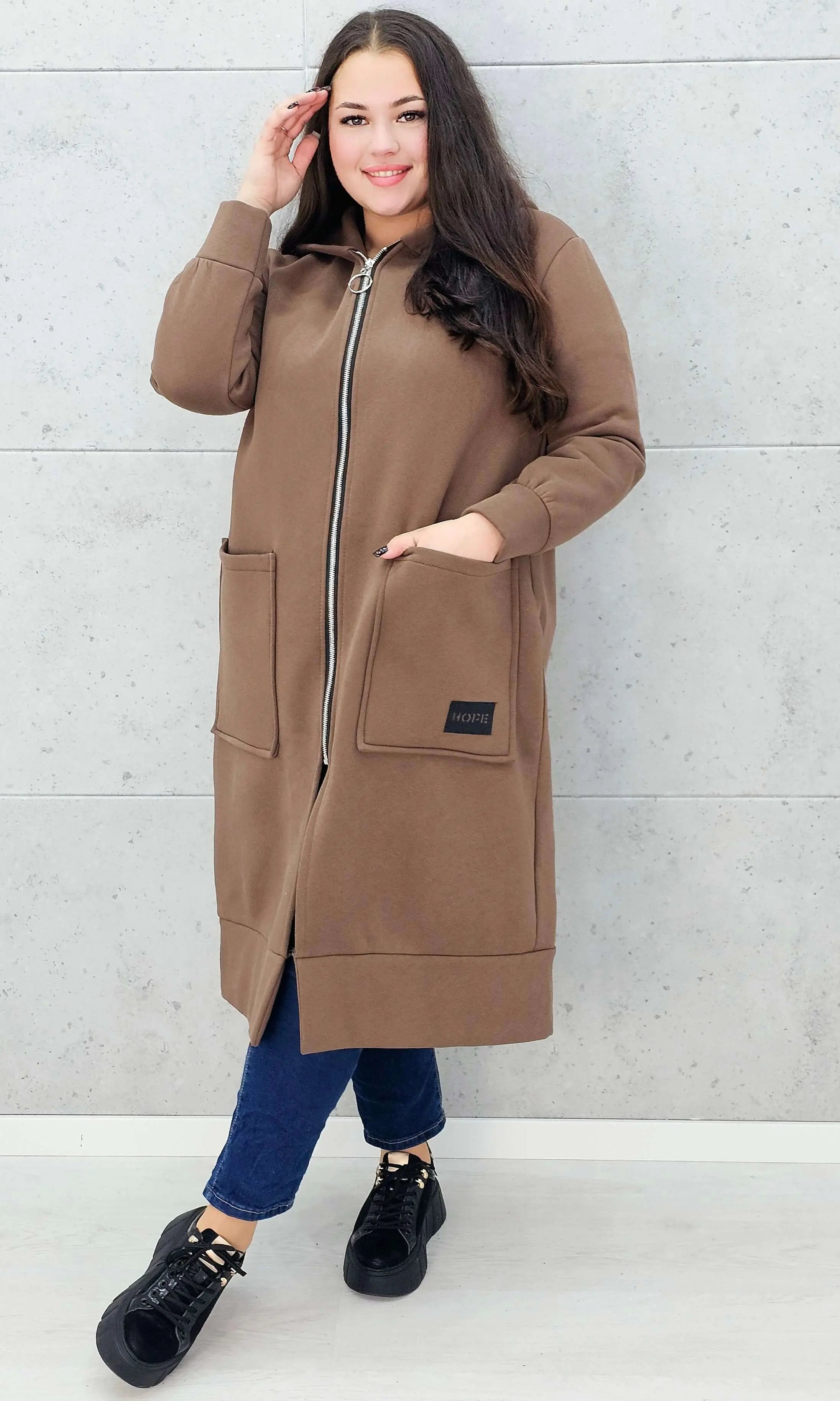 bluza plus size brąz z zamkiem i kieszeniami zapięta