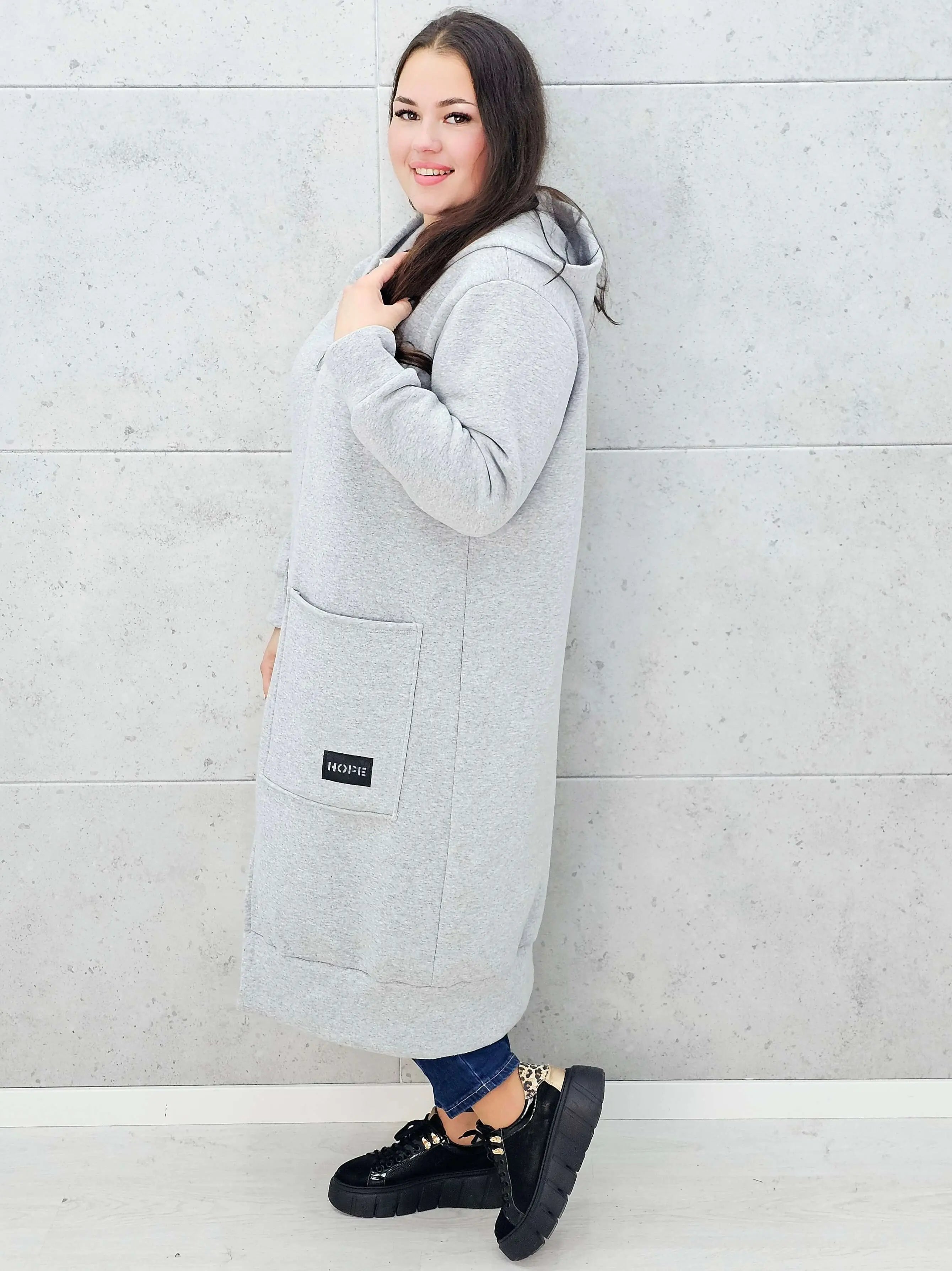 bluza plus size szara z kapturem – widok z boku