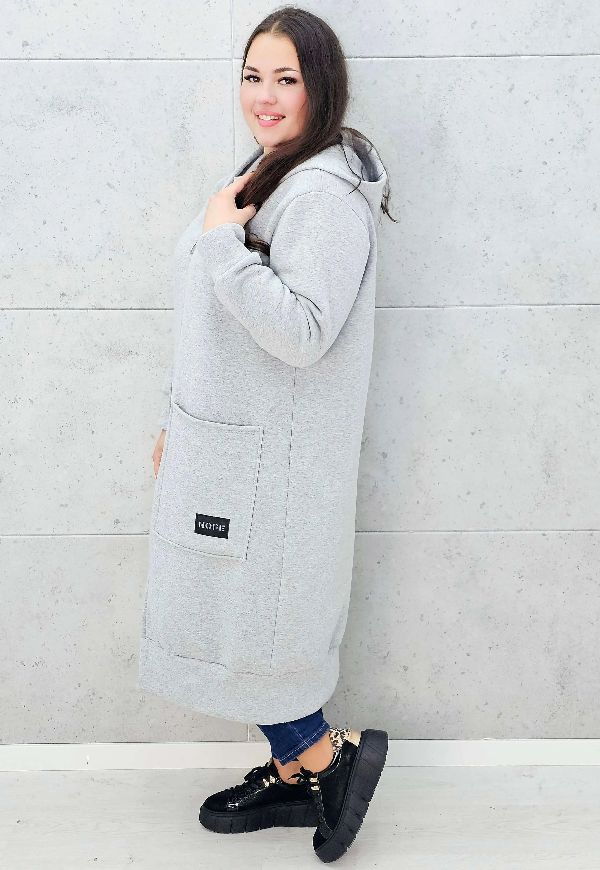 bluza plus size szara z kapturem – widok z boku
