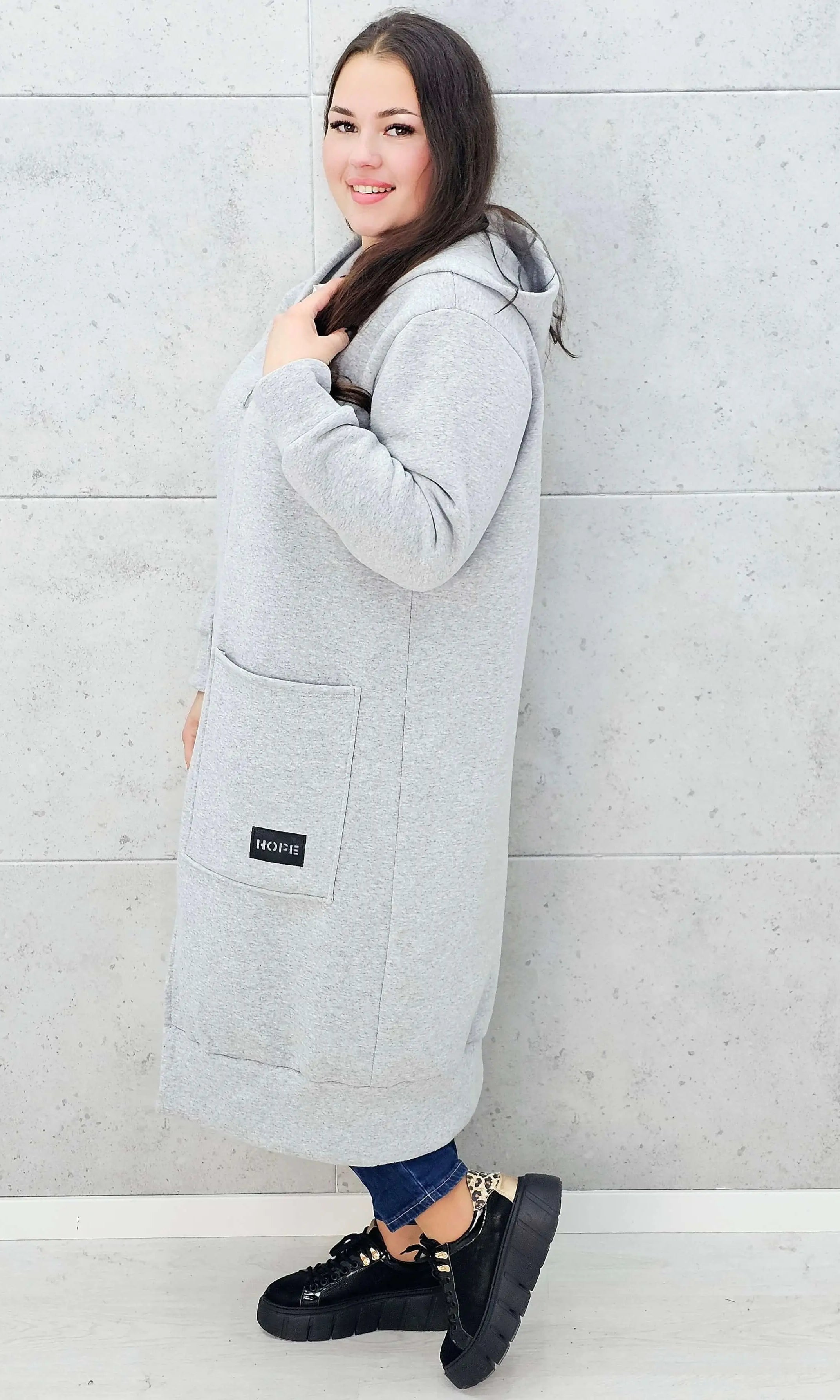 bluza plus size szara z kapturem – widok z boku