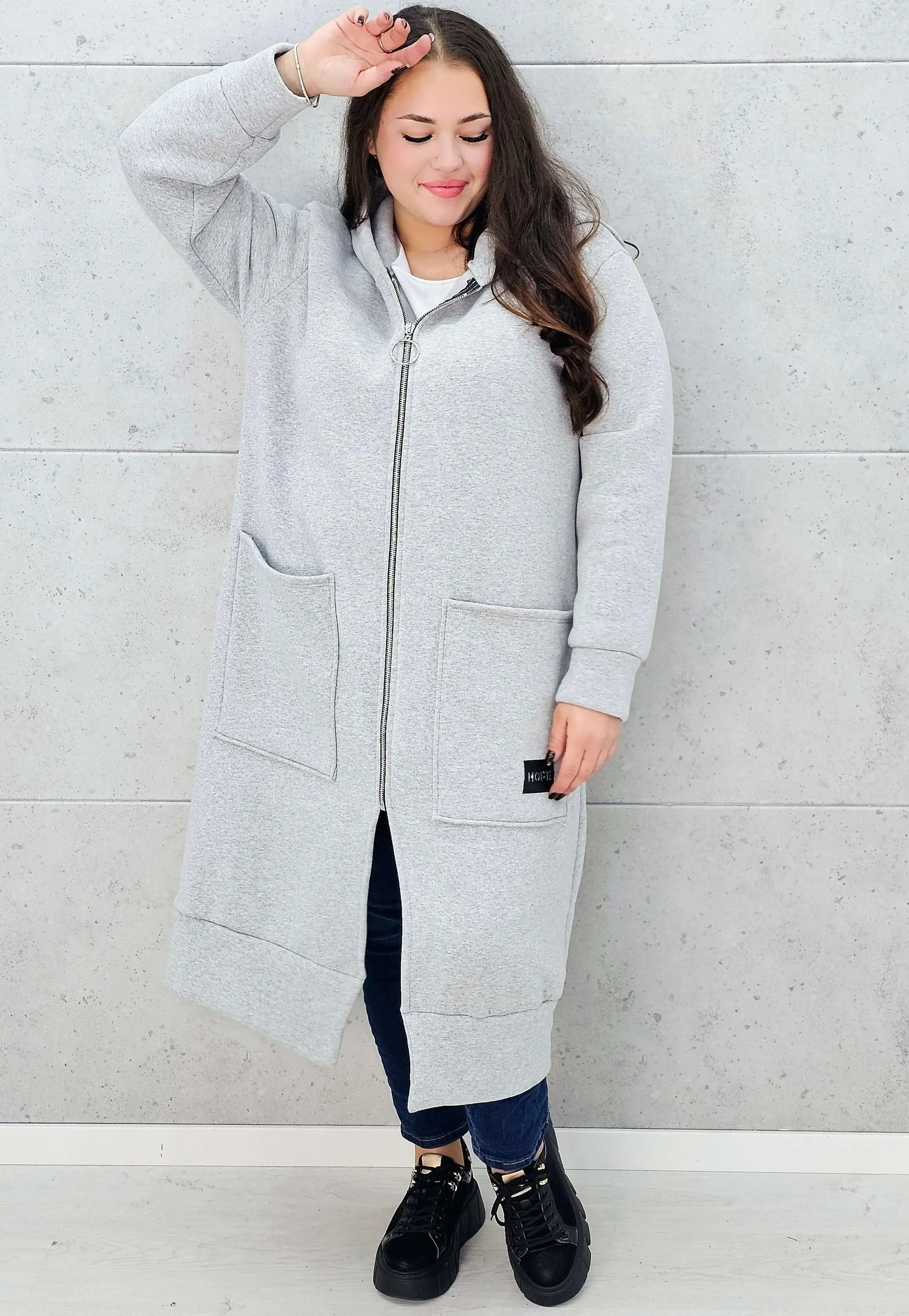 bluza plus size szara z kapturem – całość