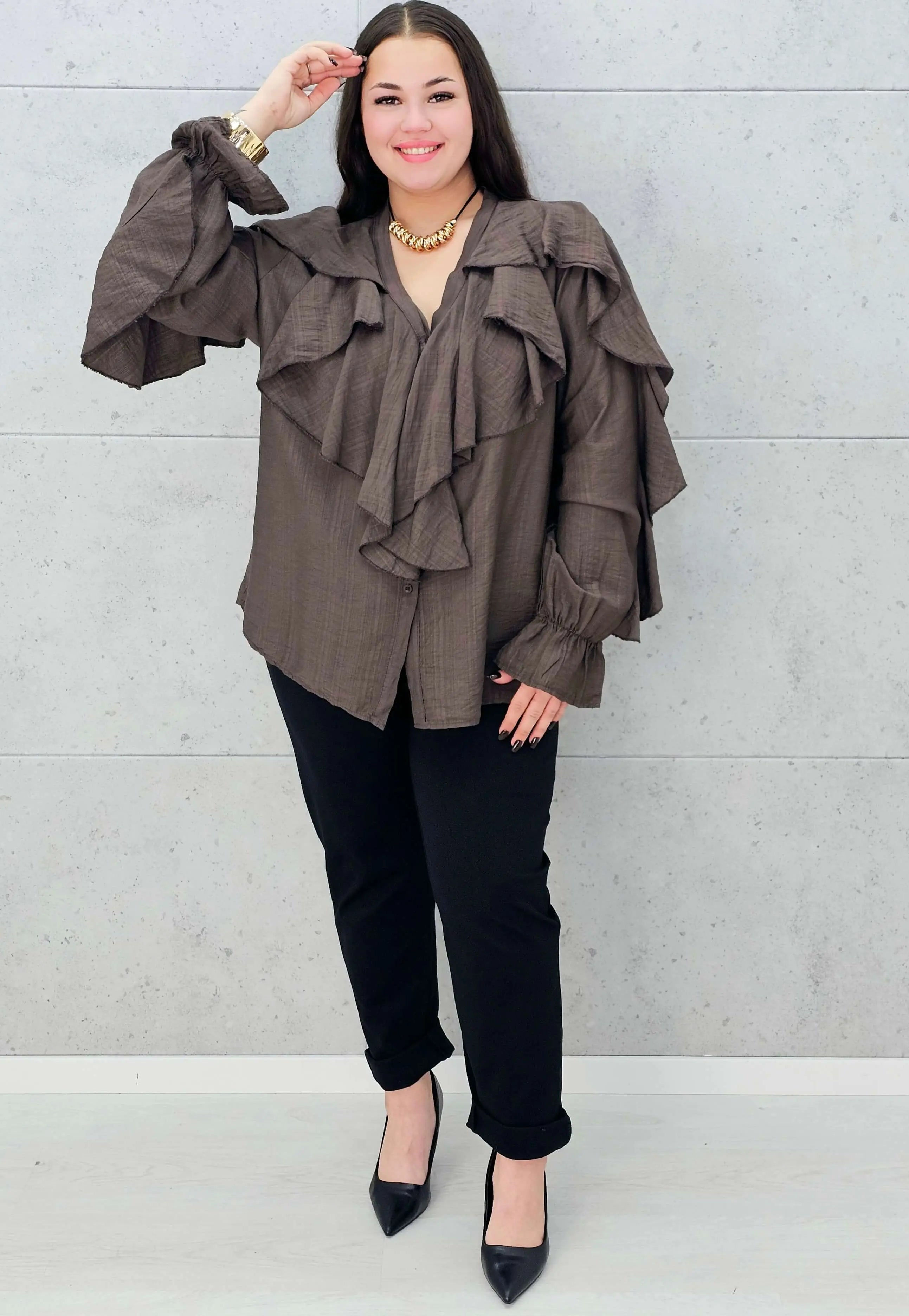 brązowa bluzka z falbanami plus size Stylowa XL – stylizacja