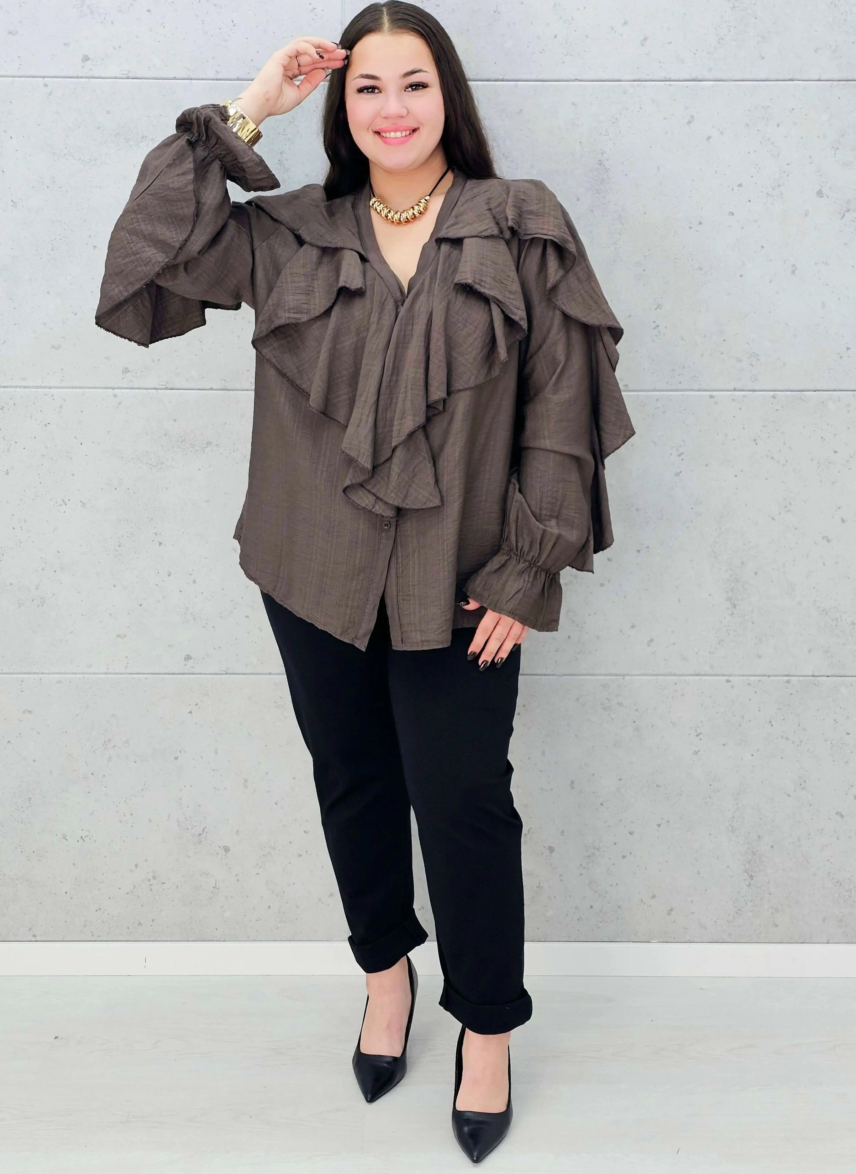 brązowa bluzka z falbanami plus size Stylowa XL – stylizacja