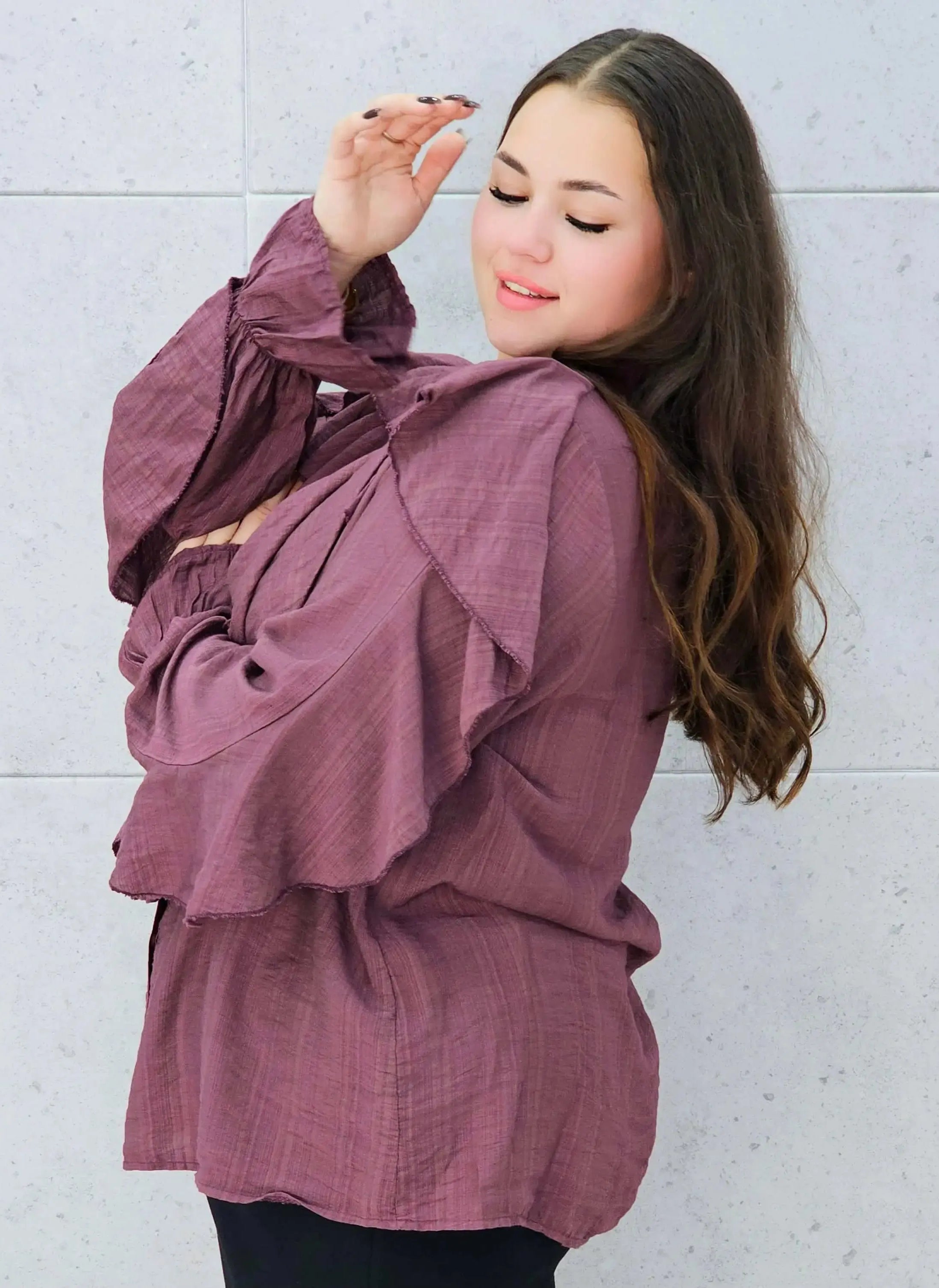 śliwkowa bluzka z falbanami plus size Stylowa XL – bok