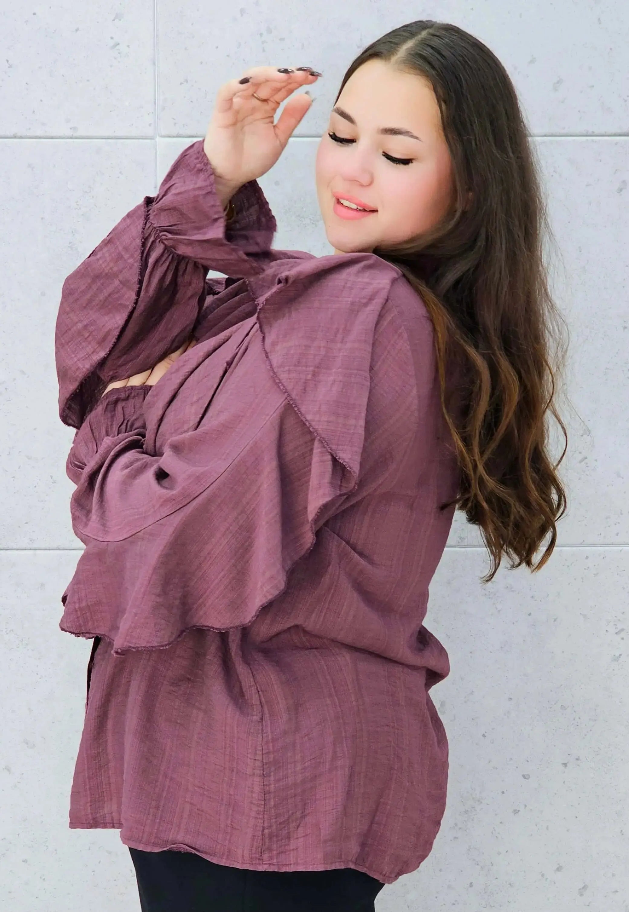 śliwkowa bluzka z falbanami plus size Stylowa XL – bok