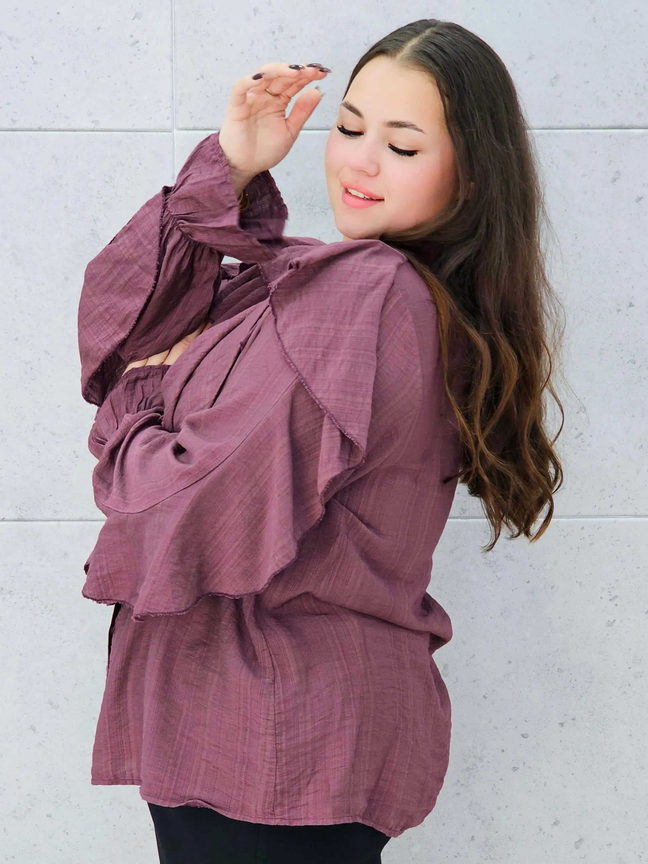 śliwkowa bluzka z falbanami plus size Stylowa XL – bok