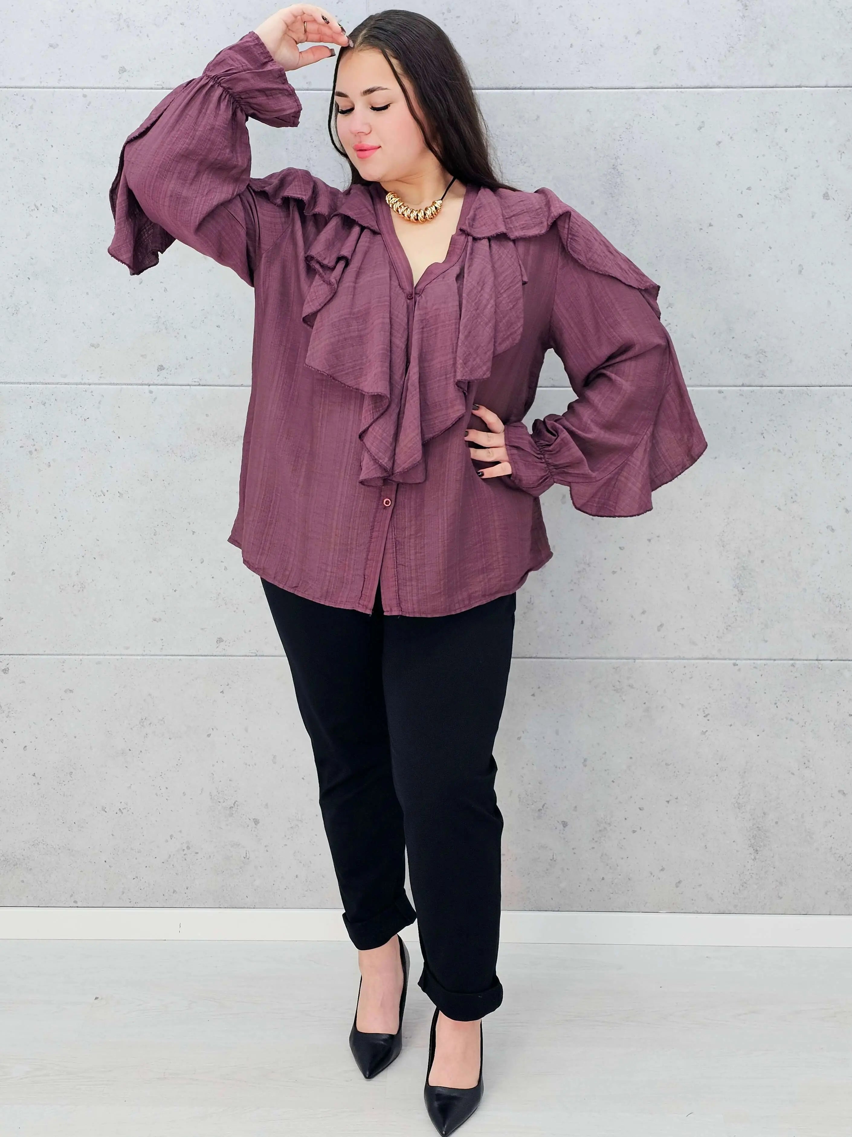 śliwkowa bluzka z falbanami plus size Stylowa XL – stylizacja