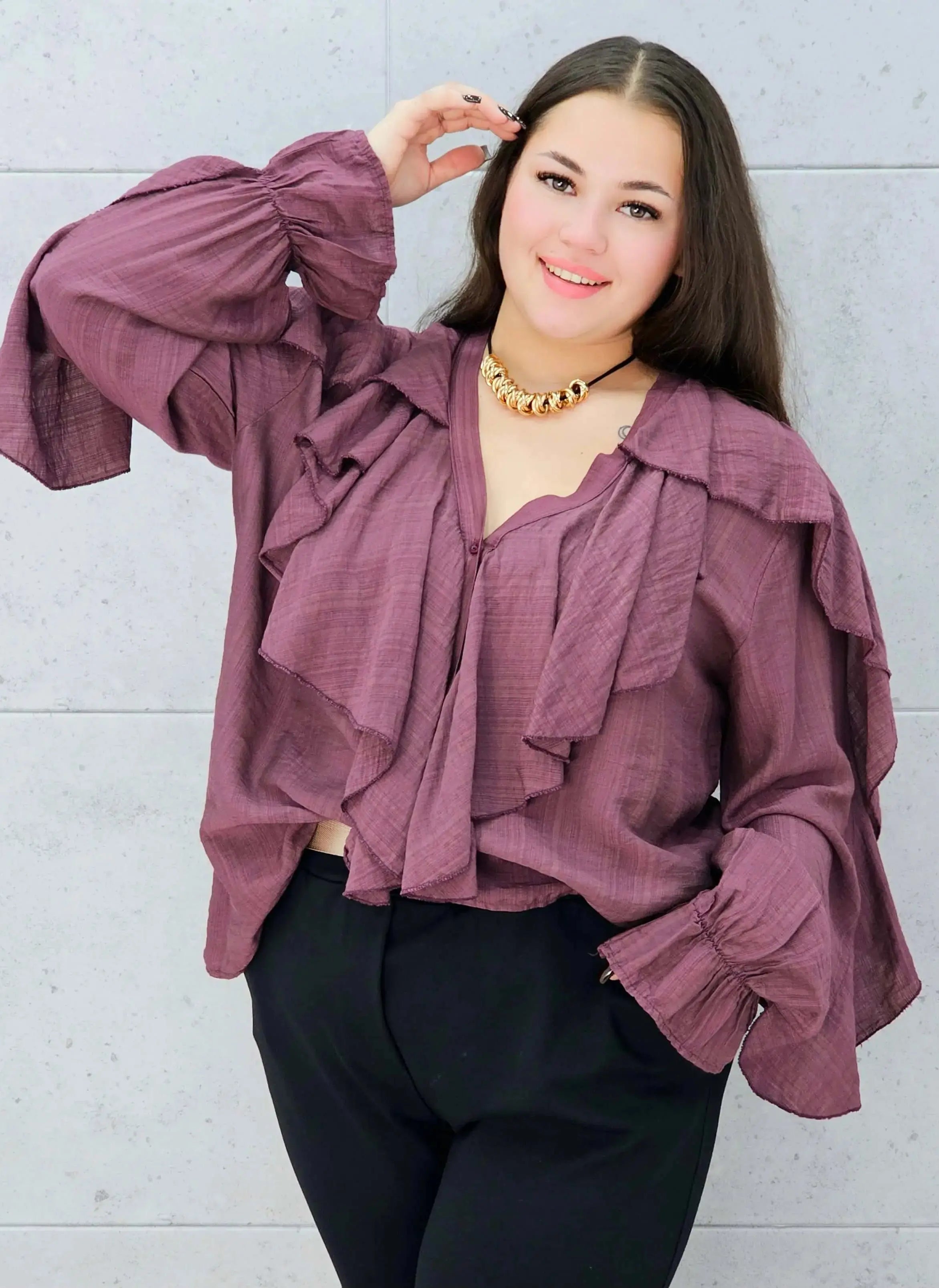 śliwkowa bluzka z falbanami plus size Stylowa XL – zapinana na guziki