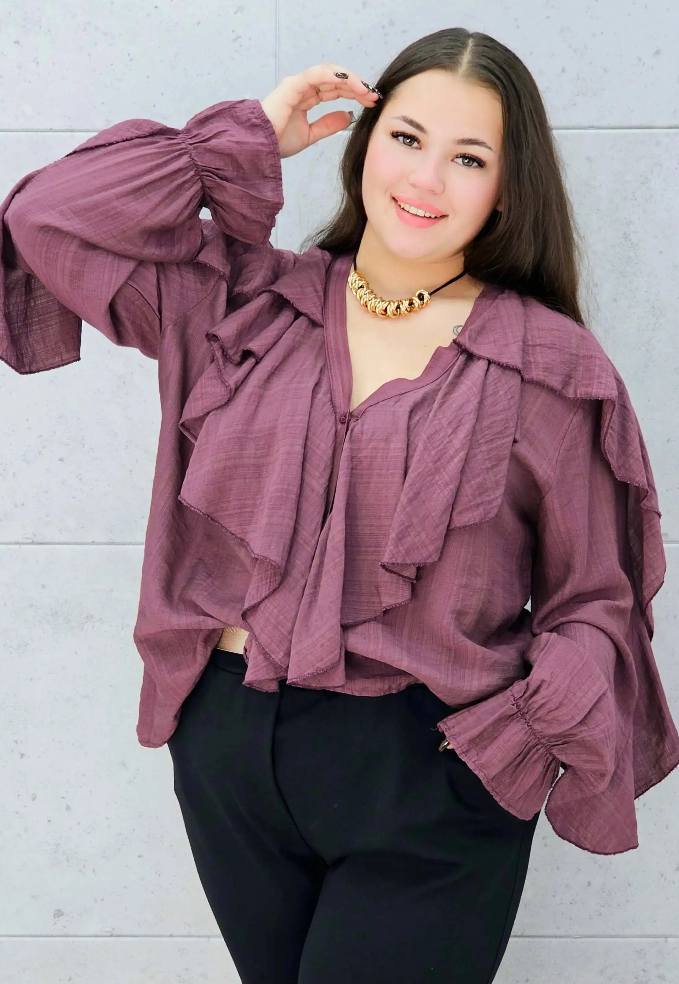 śliwkowa bluzka z falbanami plus size Stylowa XL – zapinana na guziki
