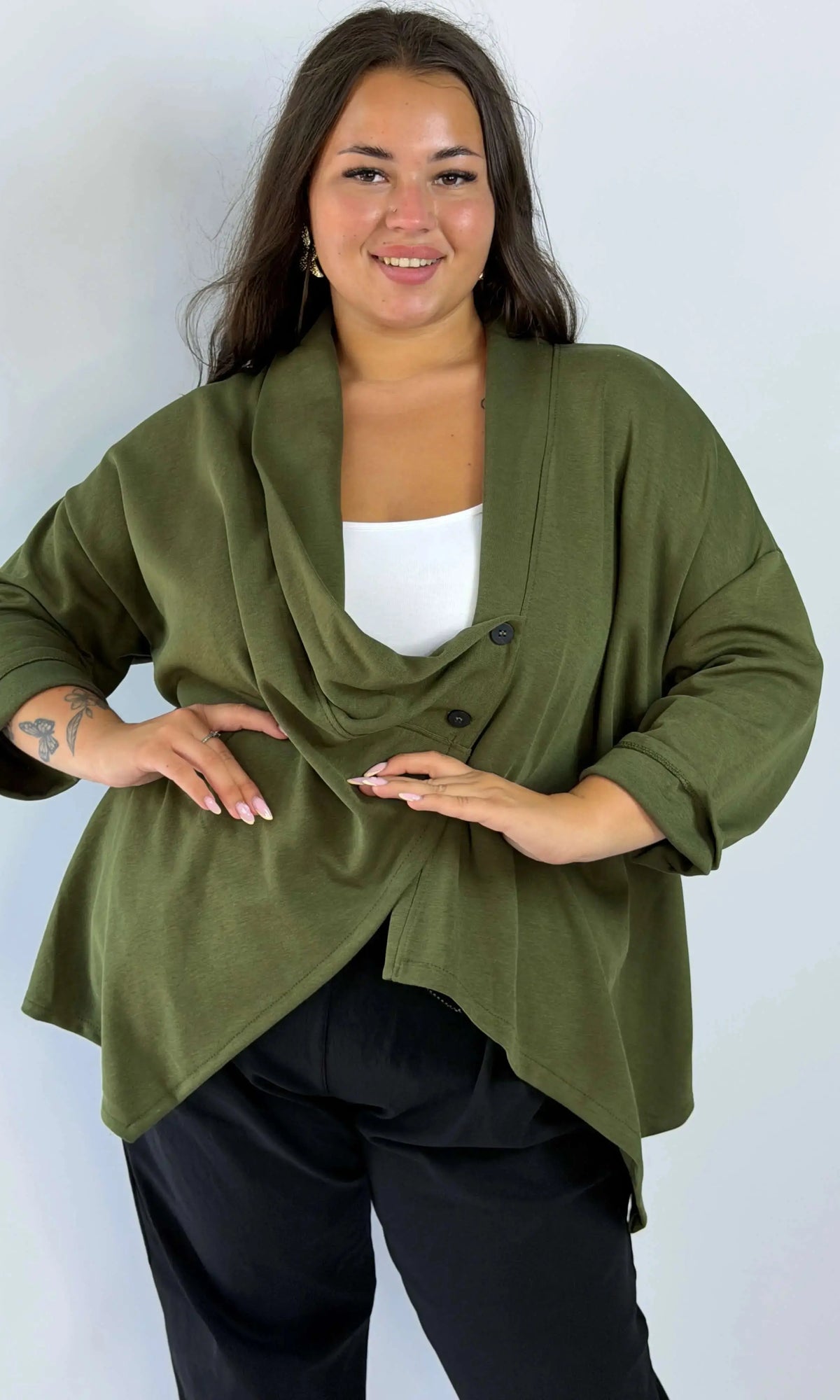 Narzutka Plus Size z kopertowym przodem – elegancka i wygodna Stylowa XL