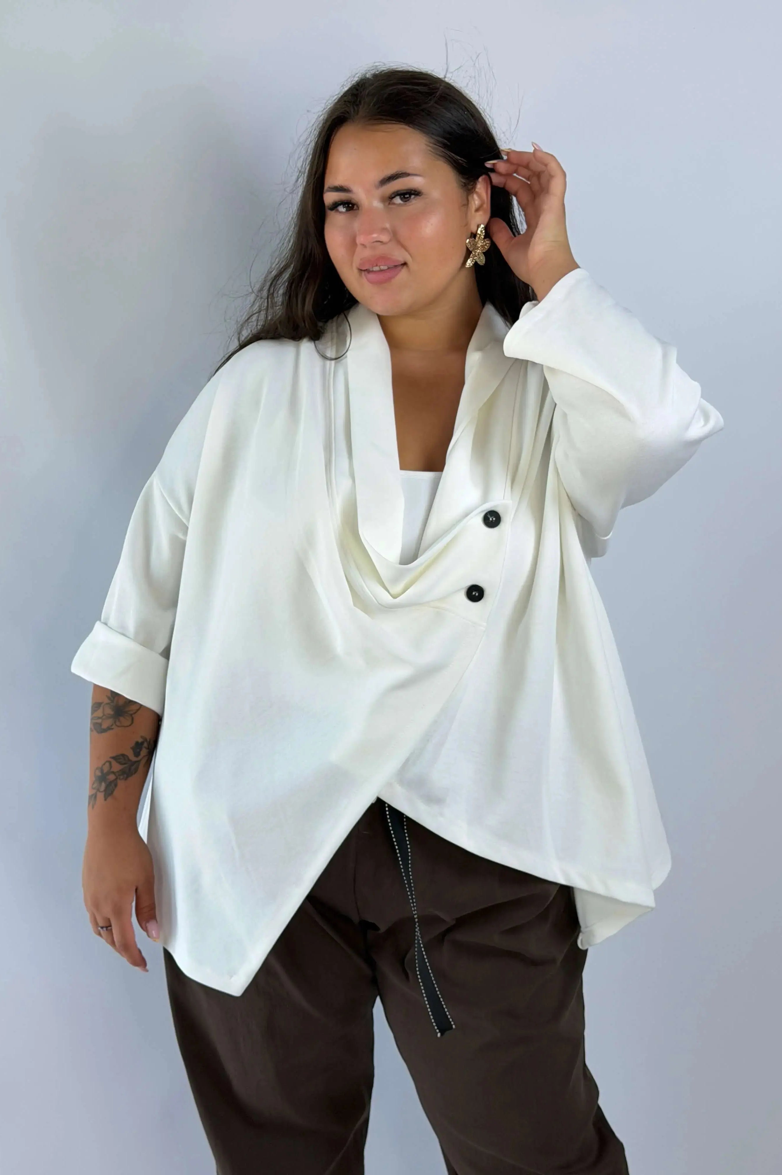 Narzutka Plus Size z kopertowym przodem – elegancka i wygodna Stylowa XL
