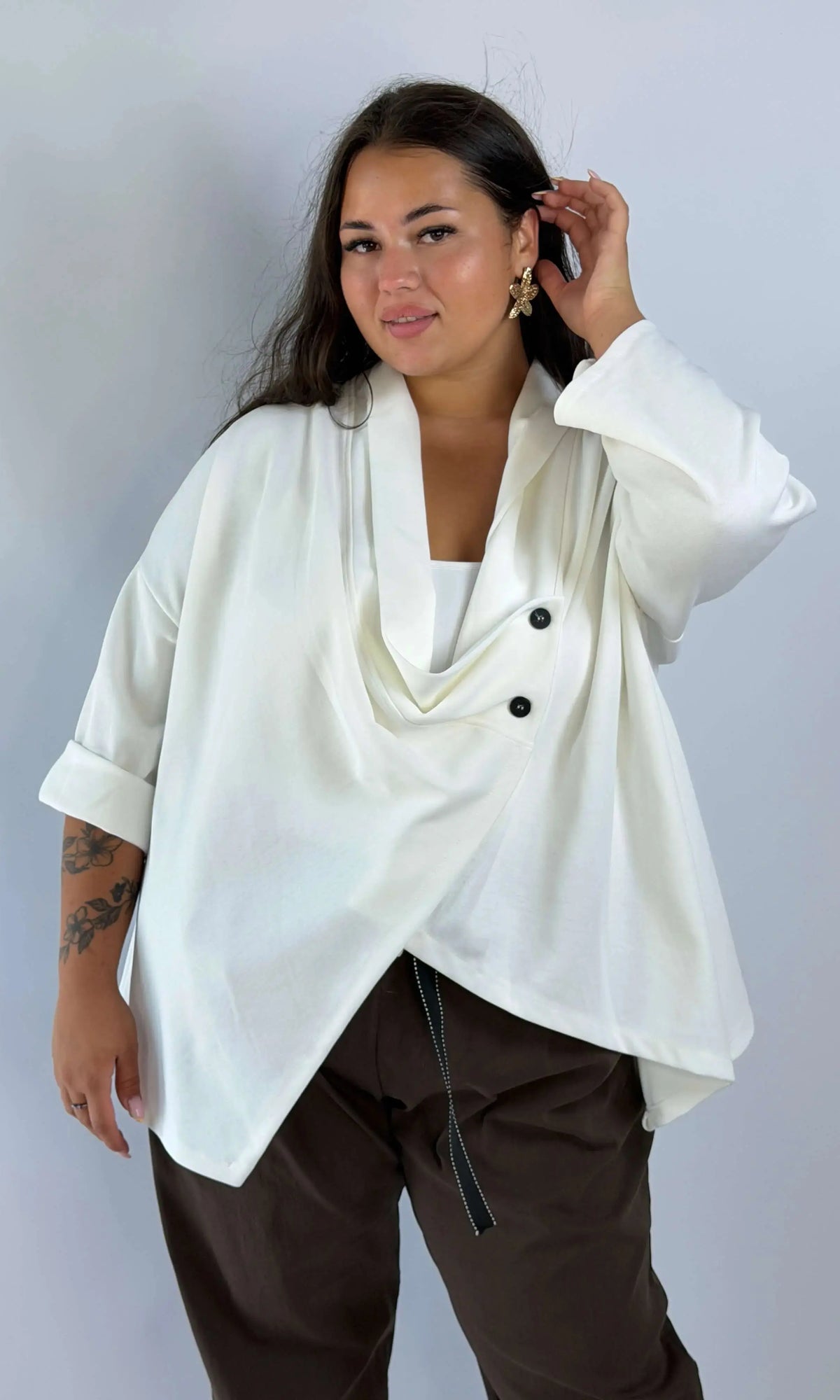 Narzutka Plus Size z kopertowym przodem – elegancka i wygodna Stylowa XL
