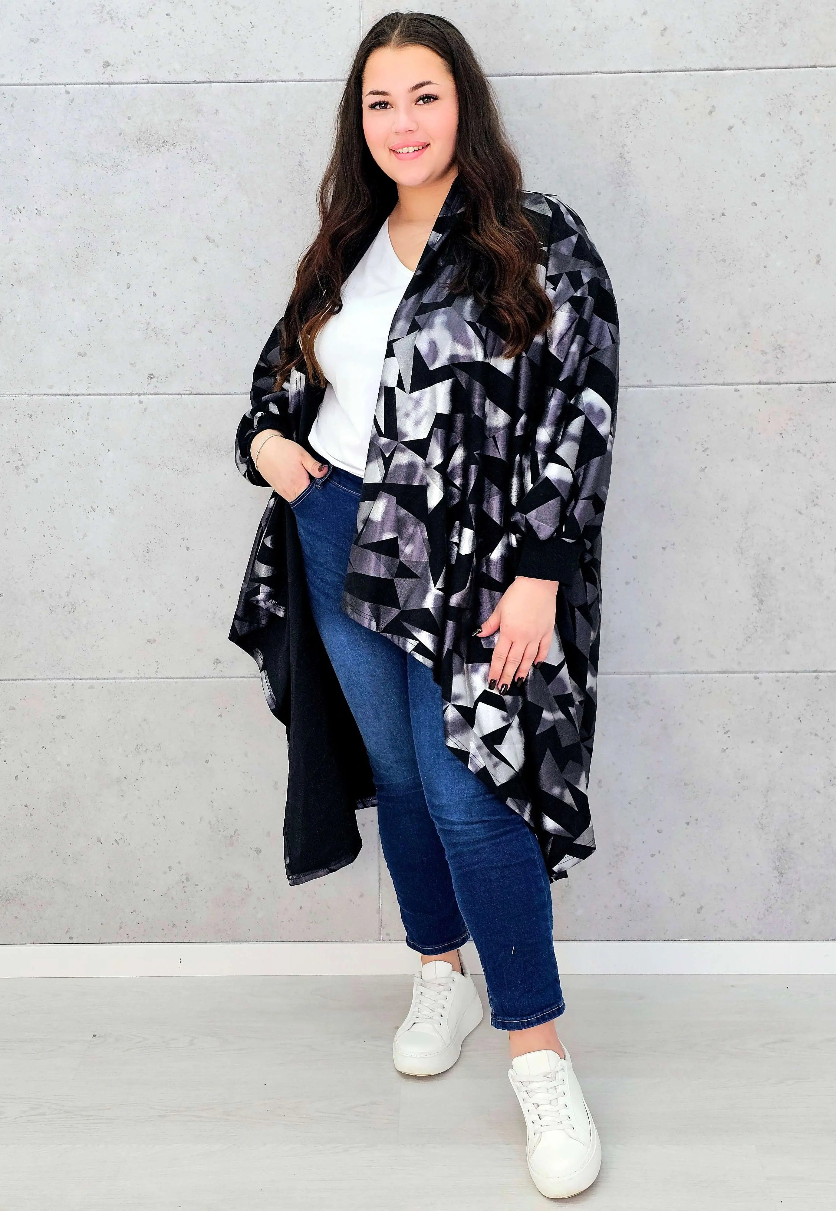 Narzutka oversize z geometrycznym wzorem XXL – modna narzutka plus size Stylowa XL