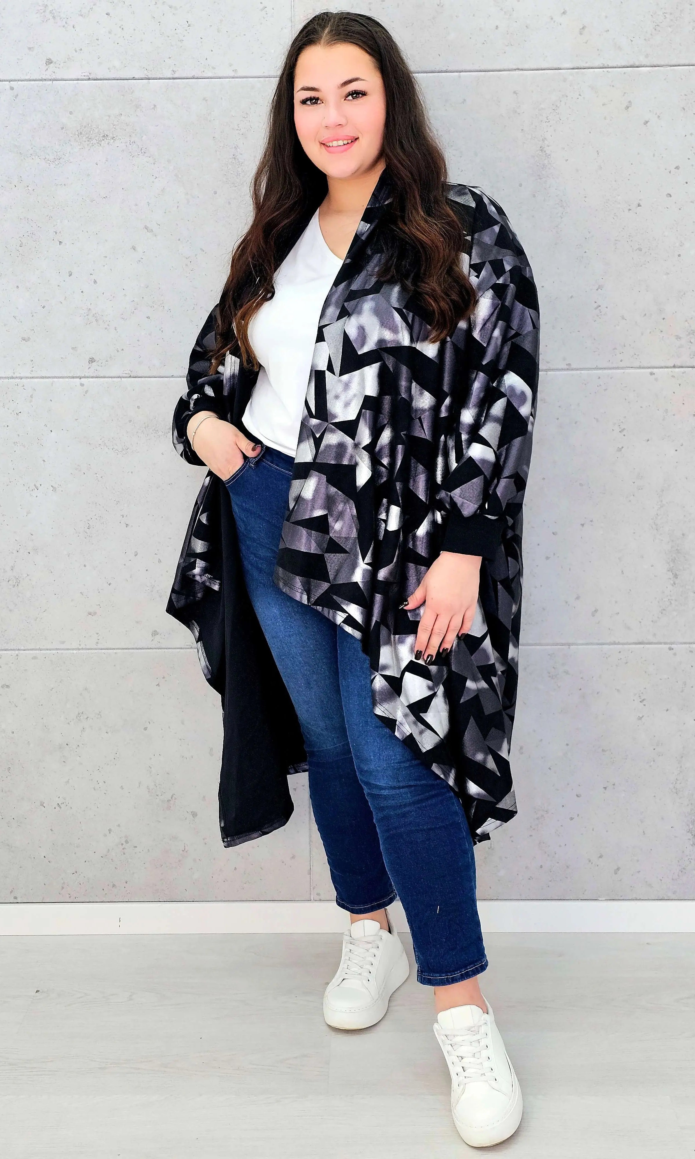 Narzutka oversize z geometrycznym wzorem XXL – modna narzutka plus size Stylowa XL