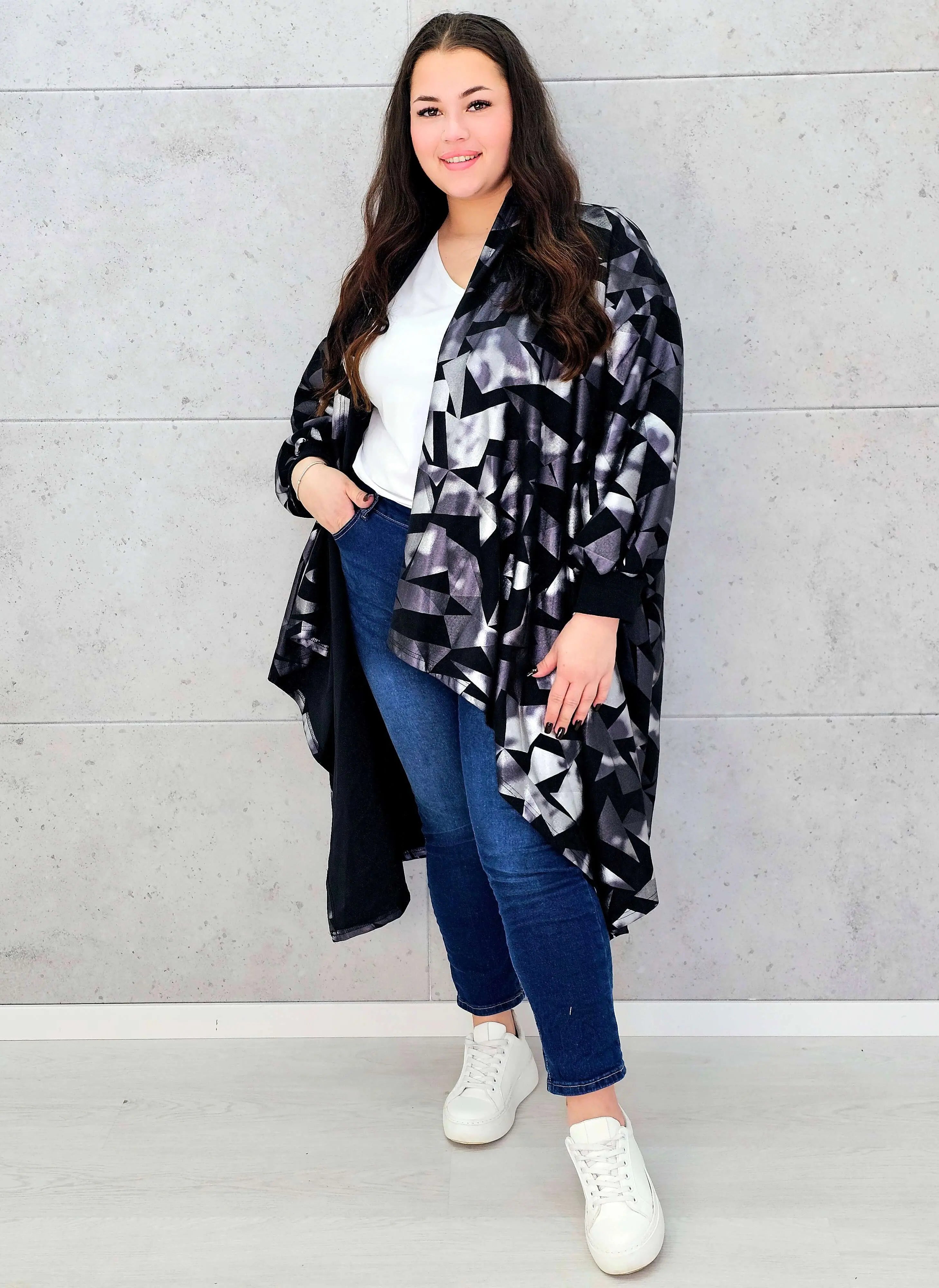 Narzutka oversize z geometrycznym wzorem XXL – modna narzutka plus size Stylowa XL