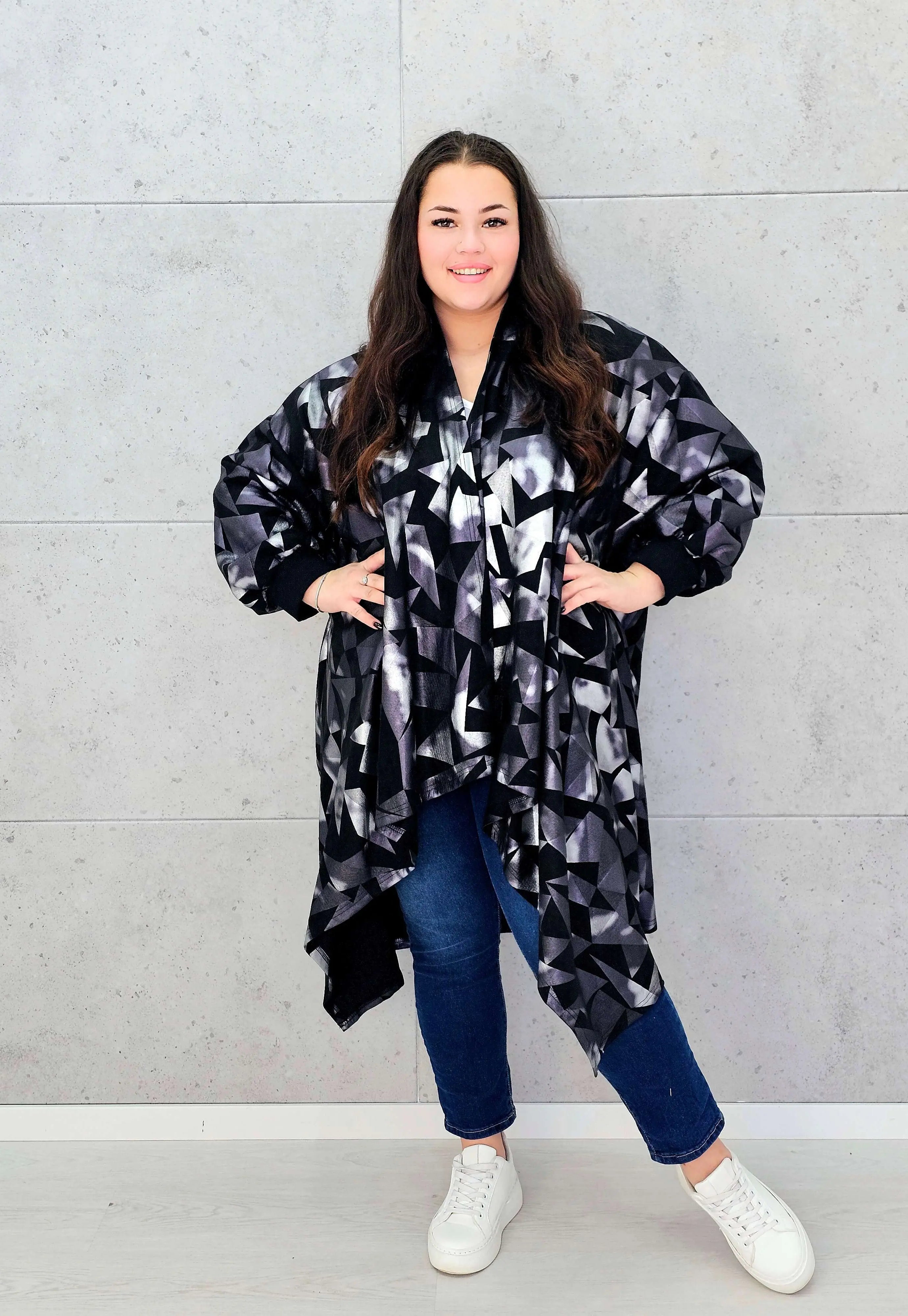 Narzutka oversize z geometrycznym wzorem XXL – modna narzutka plus size Stylowa XL