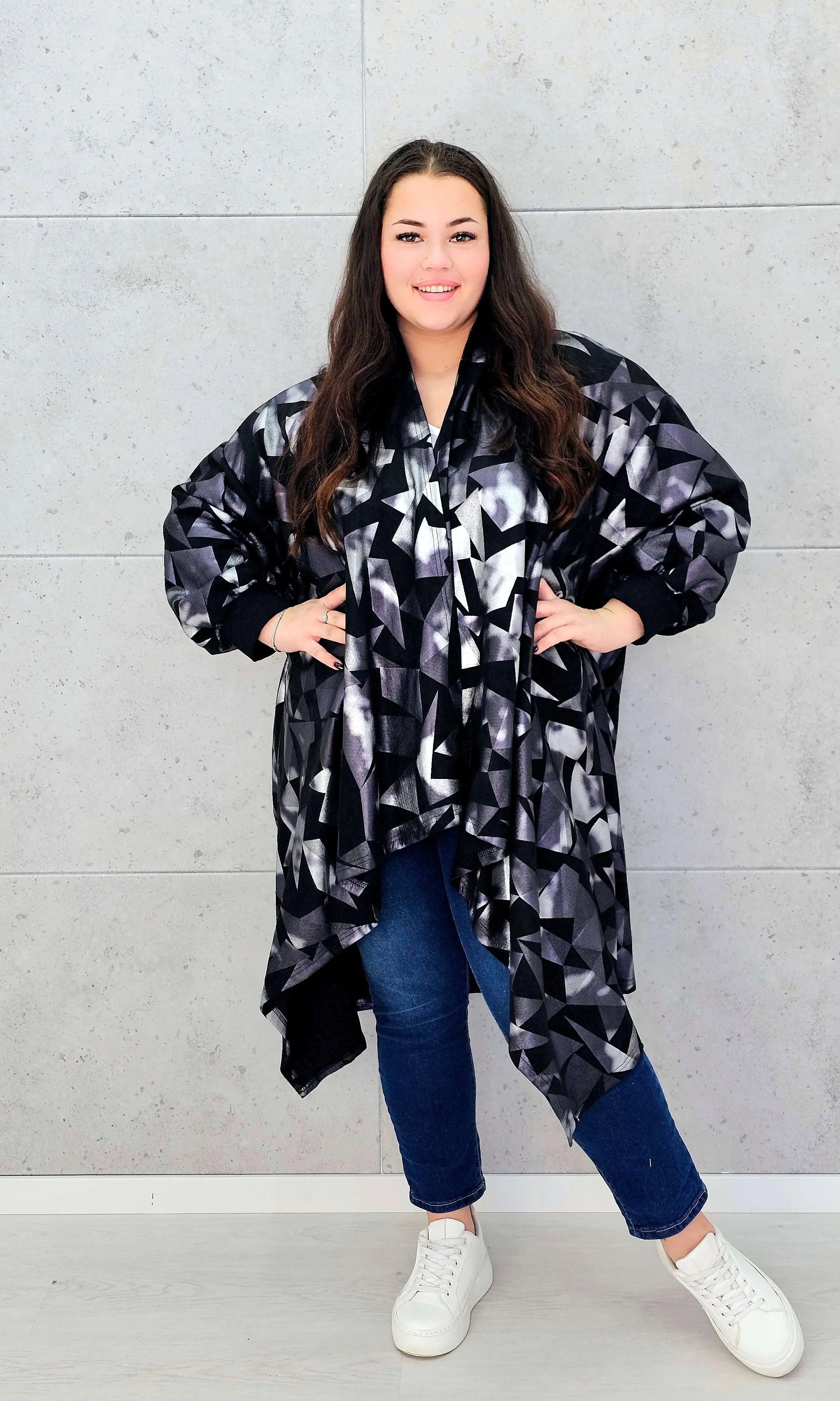 Narzutka oversize z geometrycznym wzorem XXL – modna narzutka plus size Stylowa XL