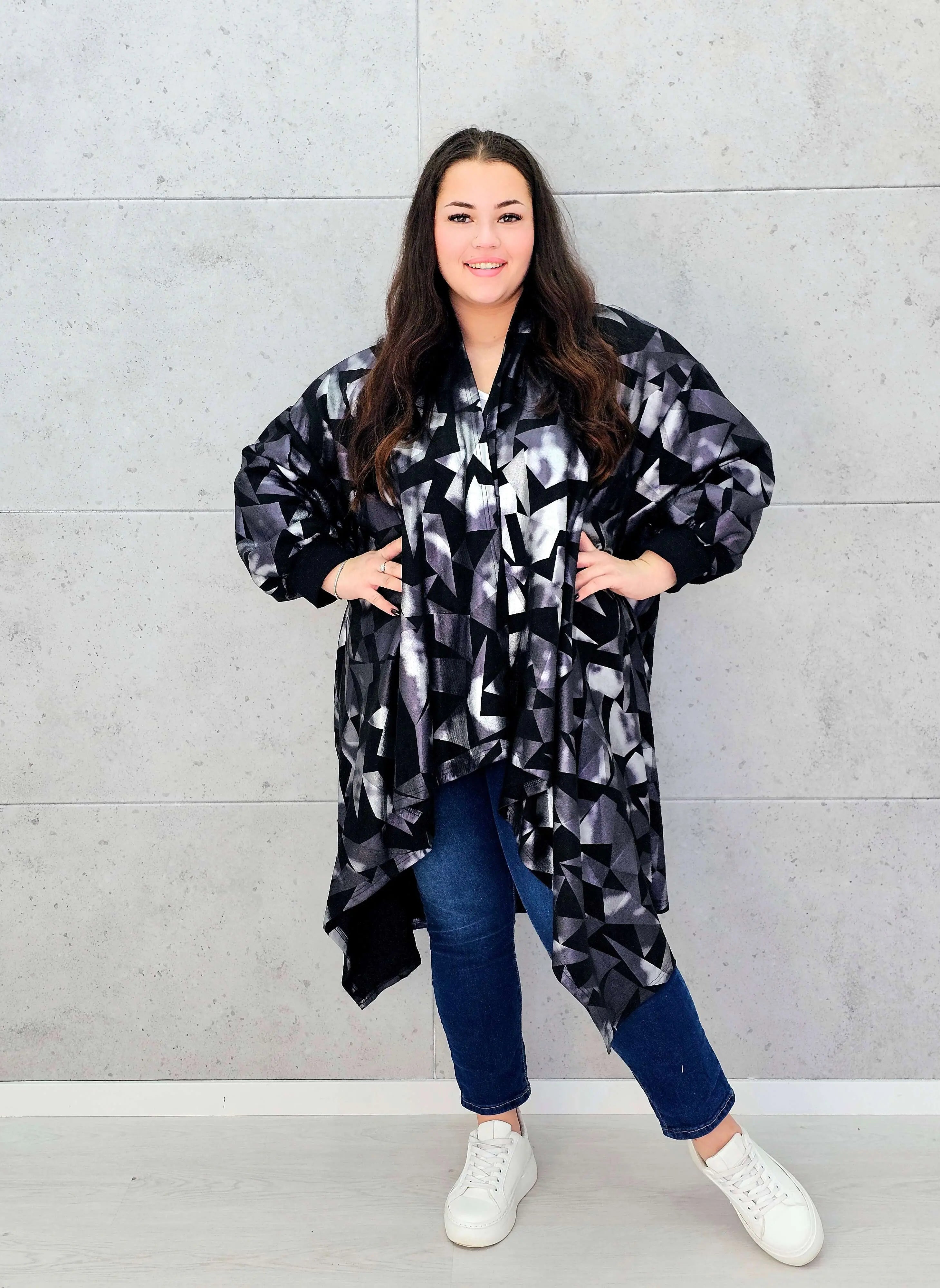 Narzutka oversize z geometrycznym wzorem XXL – modna narzutka plus size Stylowa XL