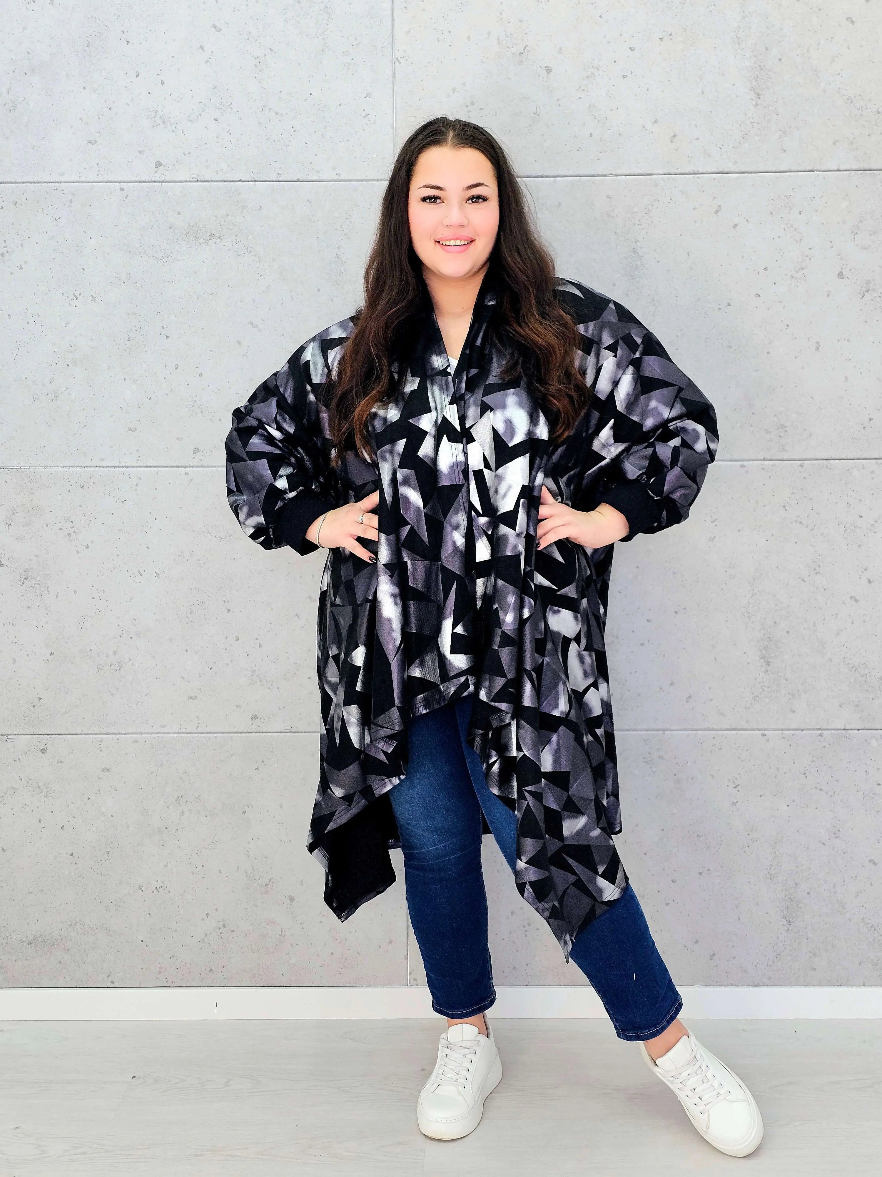 Narzutka oversize z geometrycznym wzorem XXL – modna narzutka plus size Stylowa XL