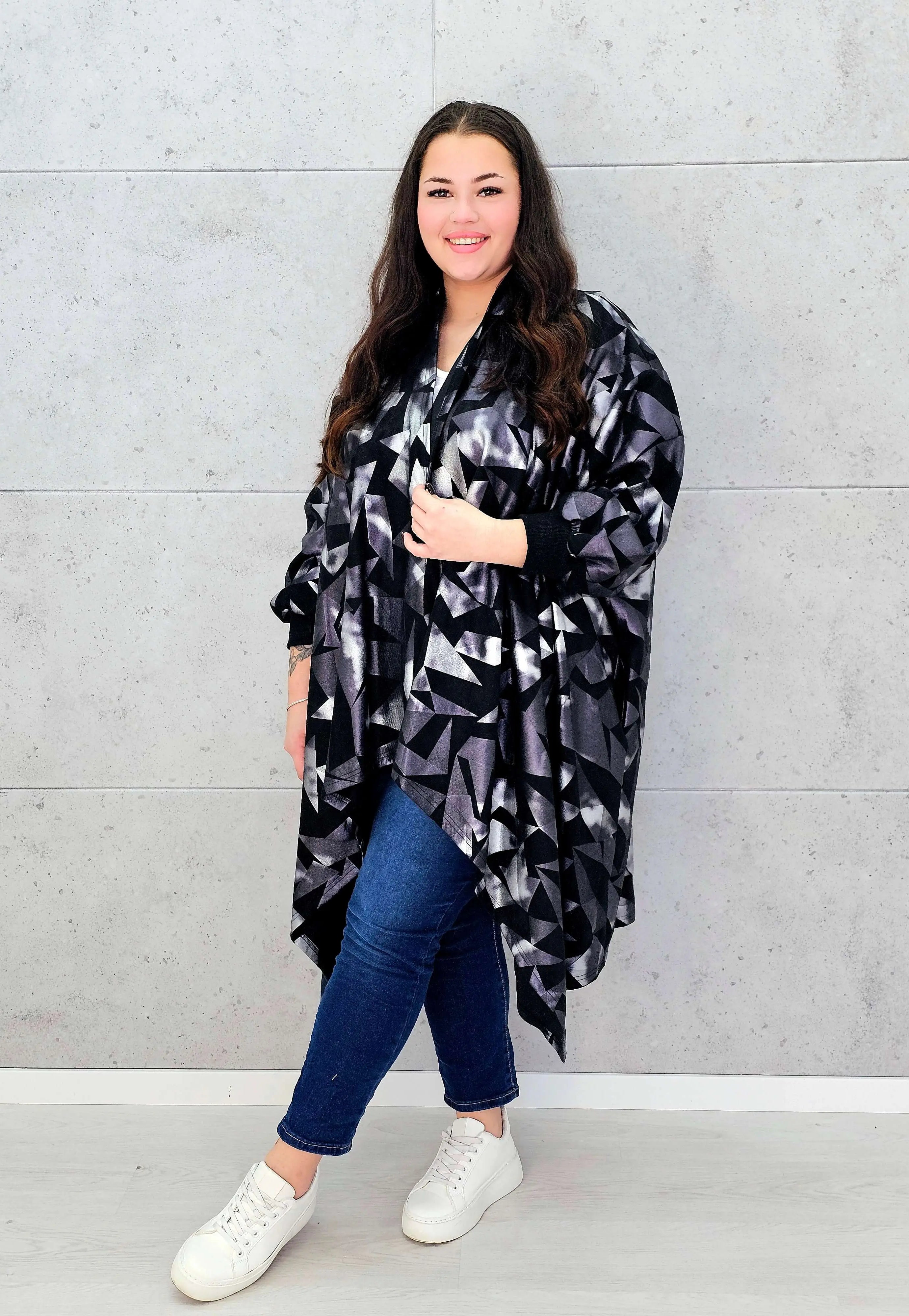 Narzutka oversize z geometrycznym wzorem XXL – modna narzutka plus size Stylowa XL