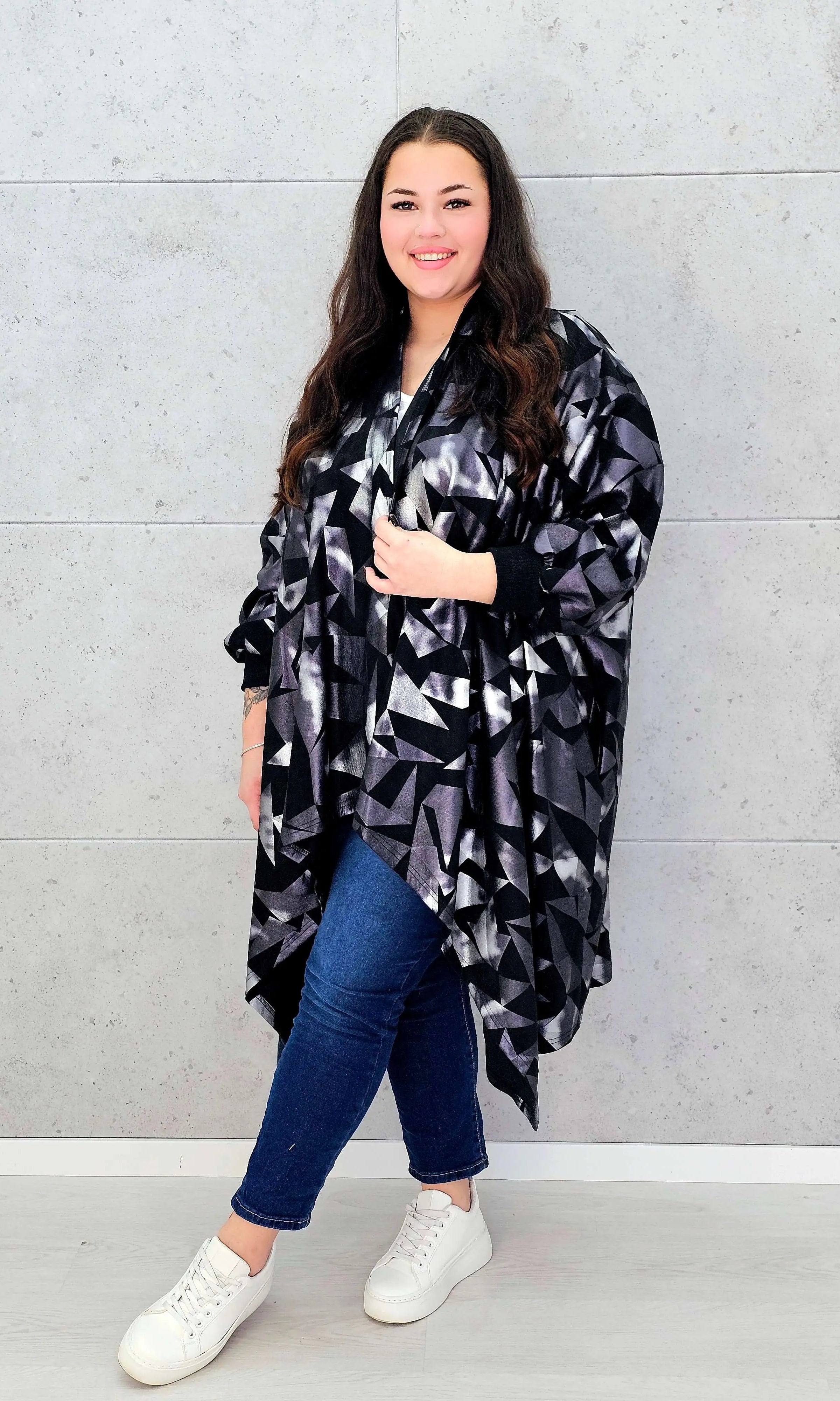 Narzutka oversize z geometrycznym wzorem XXL – modna narzutka plus size Stylowa XL