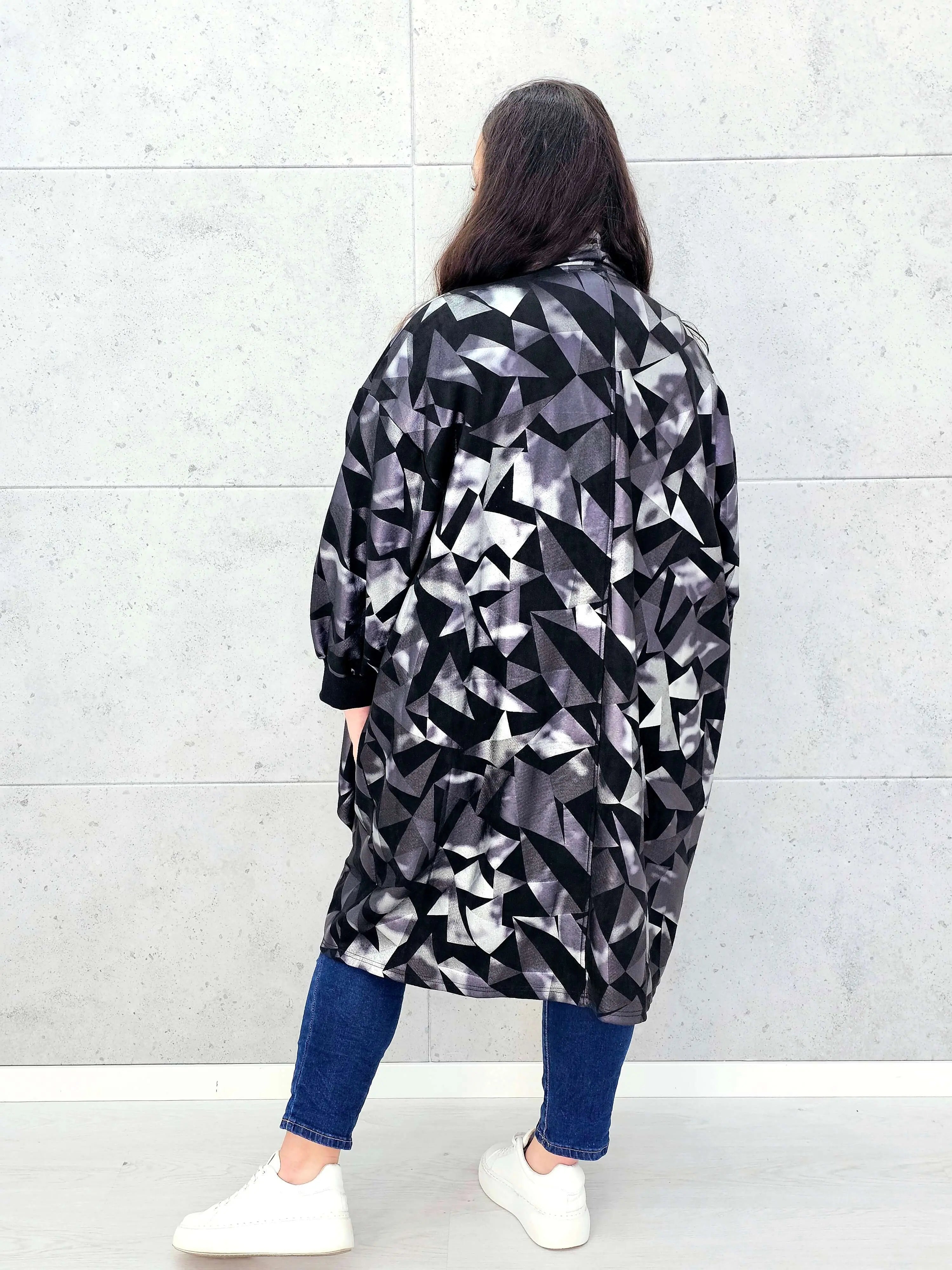 Narzutka oversize z geometrycznym wzorem XXL – modna narzutka plus size Stylowa XL