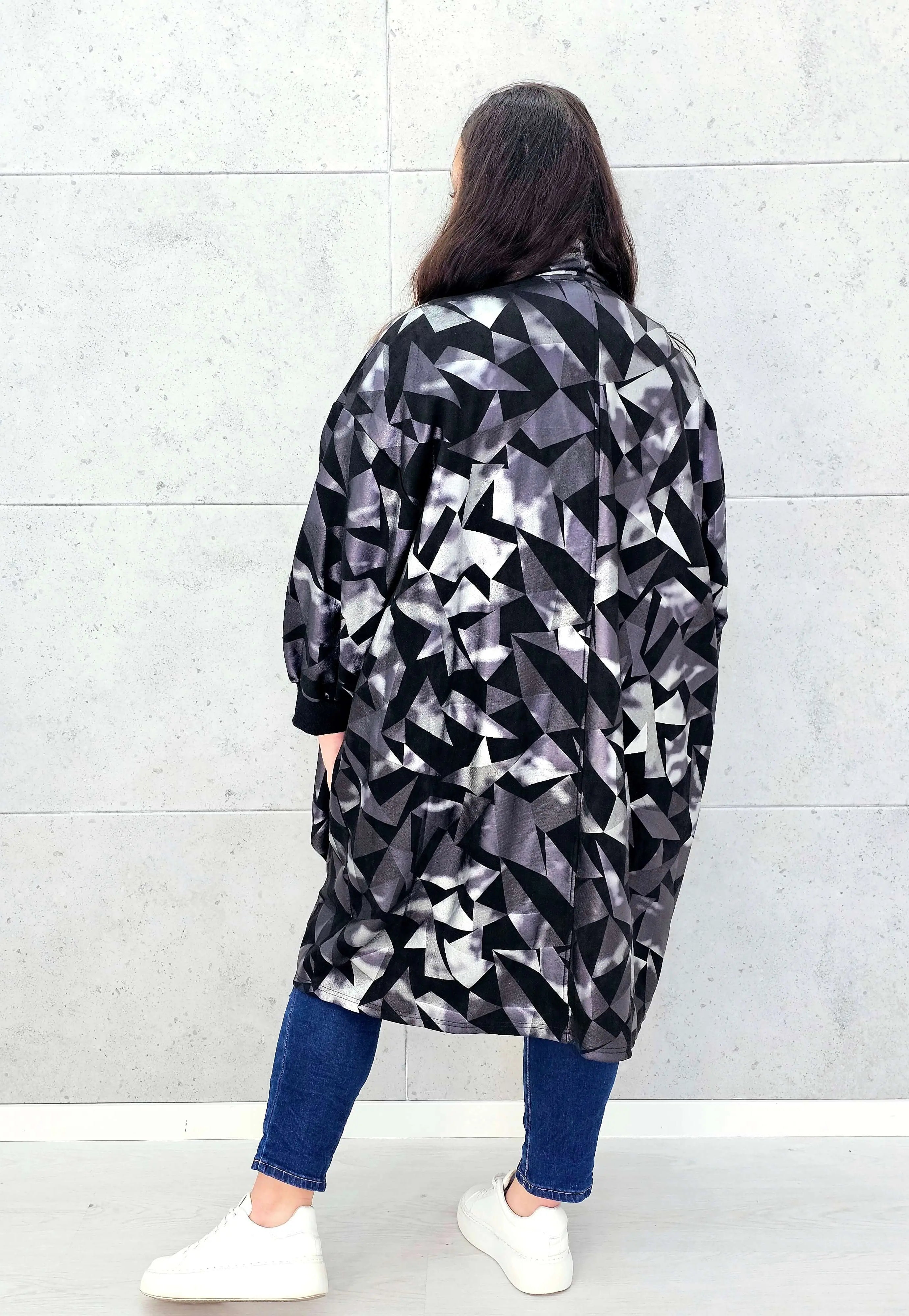 Narzutka oversize z geometrycznym wzorem XXL – modna narzutka plus size Stylowa XL
