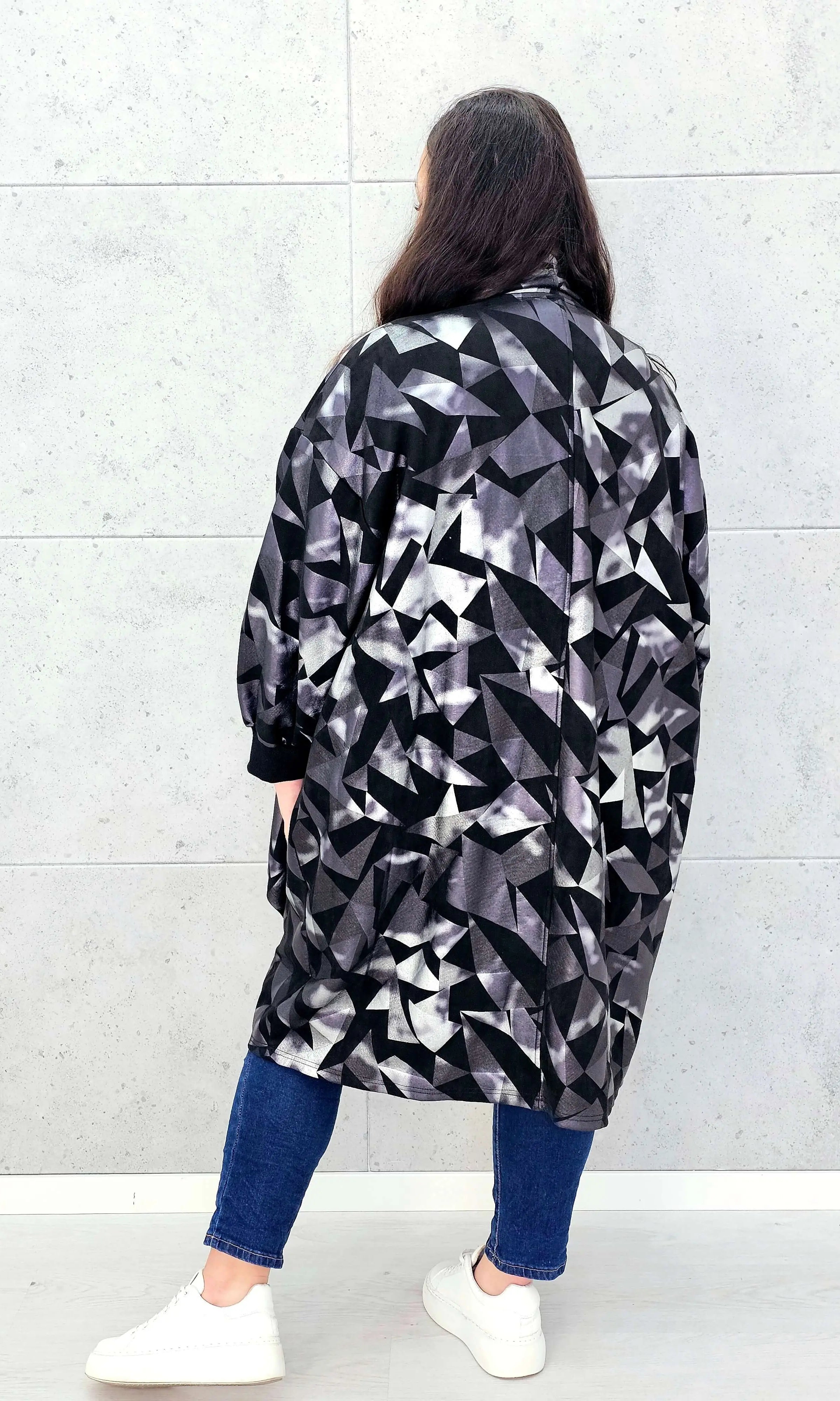 Narzutka oversize z geometrycznym wzorem XXL – modna narzutka plus size Stylowa XL